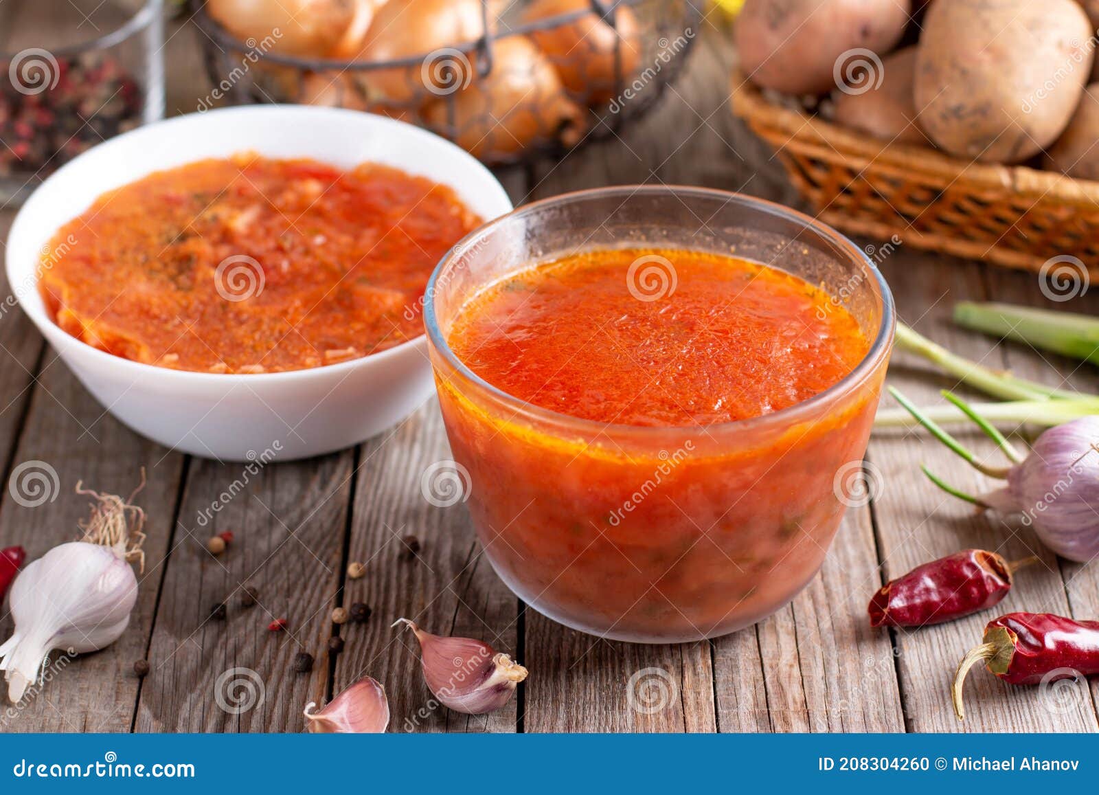 https://thumbs.dreamstime.com/z/soupe-congel%C3%A9e-borscht-dans-un-r%C3%A9cipient-en-verre-aliments-surgel%C3%A9s-sur-une-table-bois-208304260.jpg