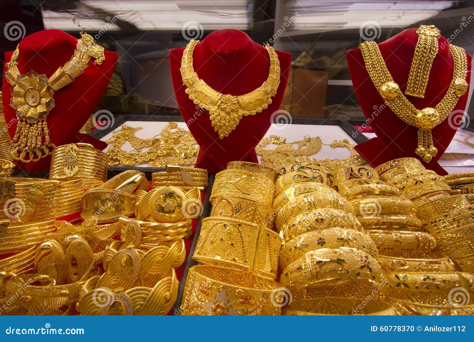 Разговор арабское золото. Арабское золото. Арабские золотые украшения. Арабские эмираты золотой рынок. Украшения в Дубае золотой рынок.