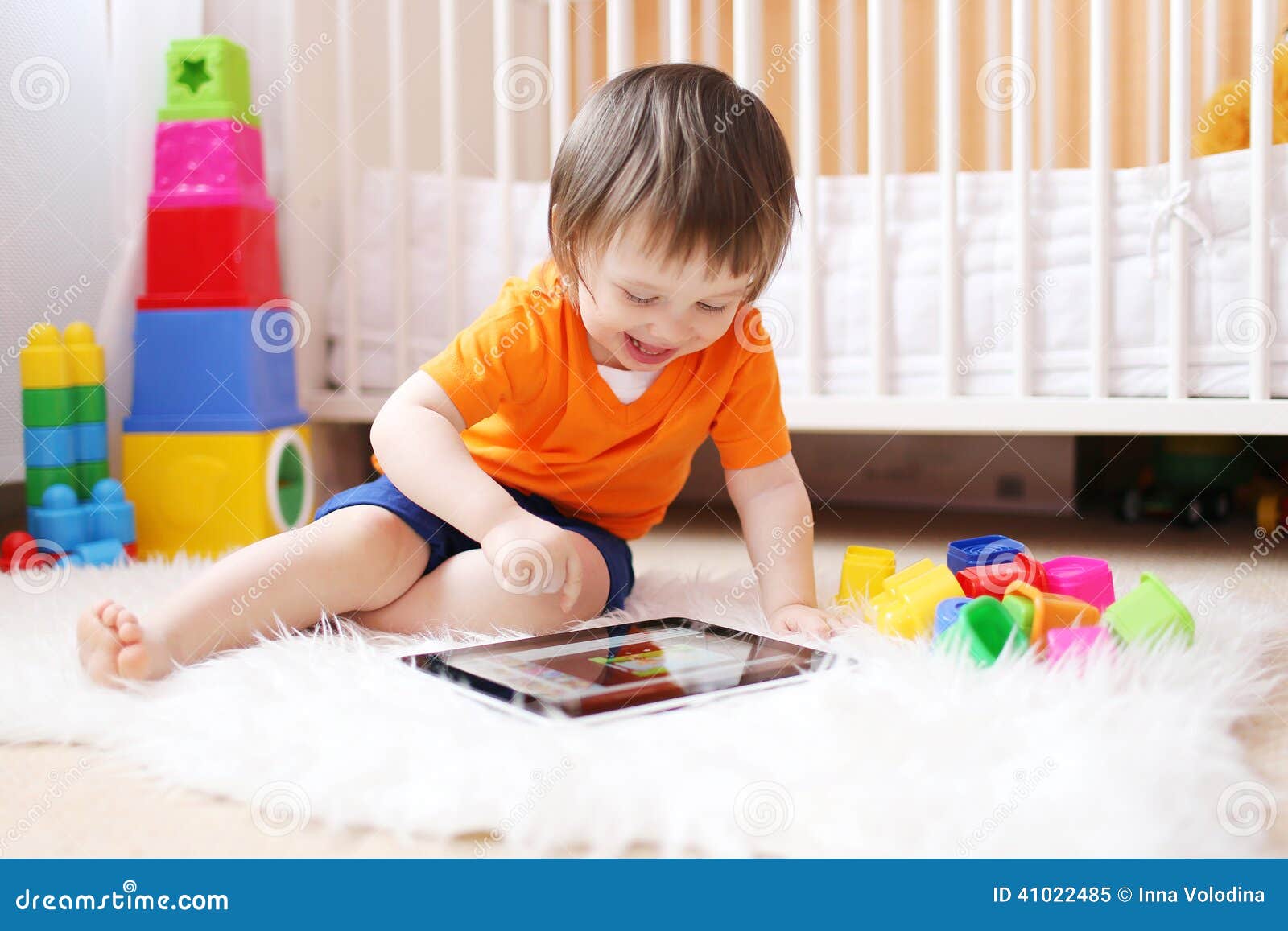 Souriant 18 Mois De Bebe Avec La Tablette A La Maison Image Stock Image Du Transmission Education Souriant 18 Mois De Bebe Avec La Tablette A La Maison Image Stock Image Du Transmission Education