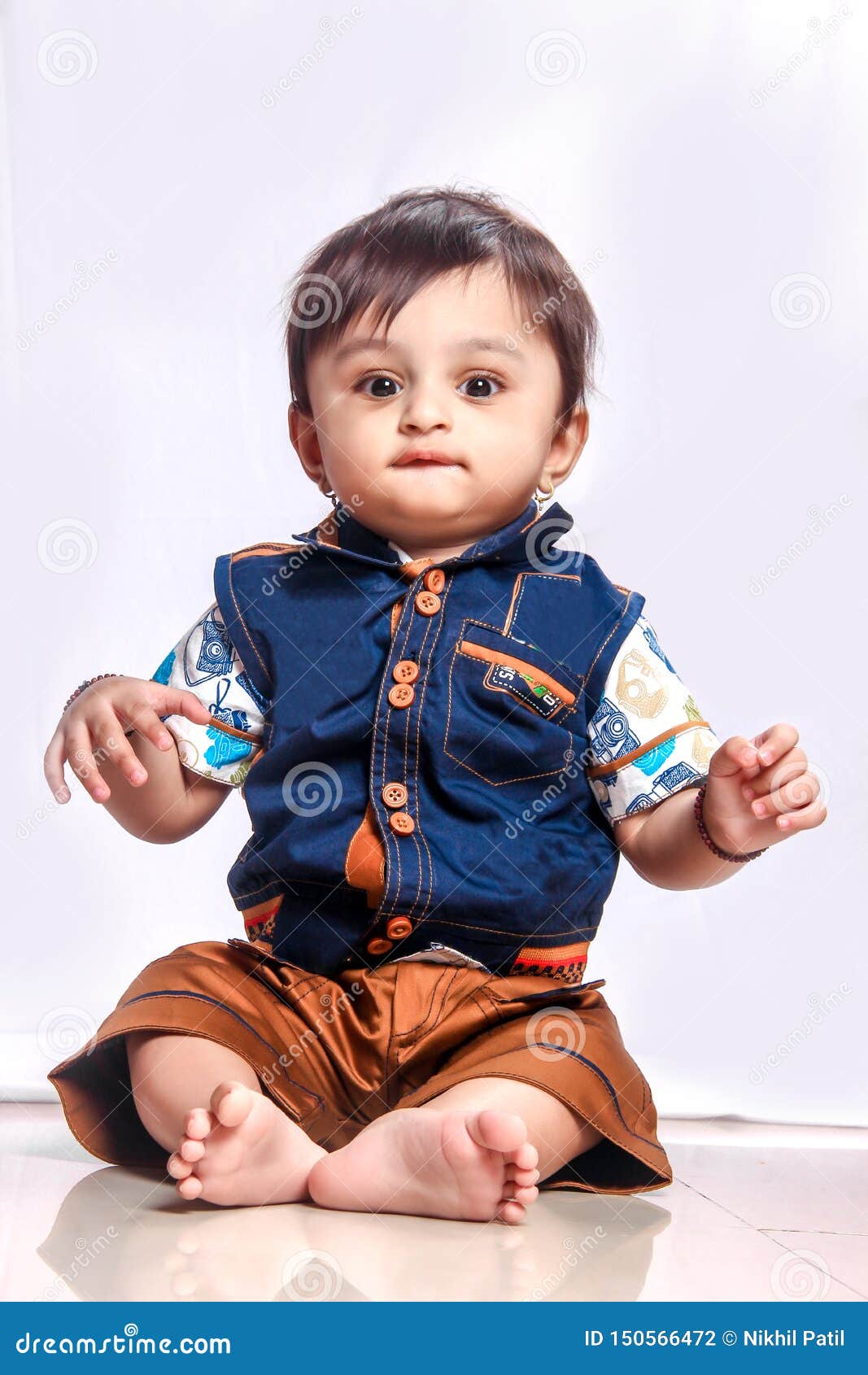 Sourire Indien Mignon De Bebe Garcon Photo Stock Image Du Beau Jardin