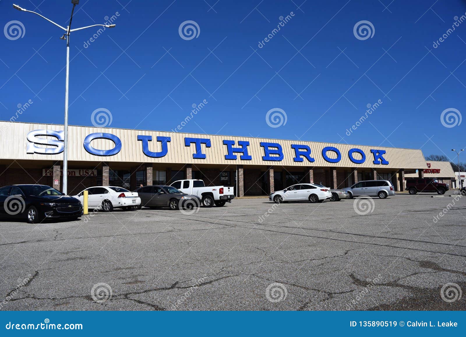 Southbrook Mall, Memphis TN Editorial Stock Image - Image of electronics, food: 135890519