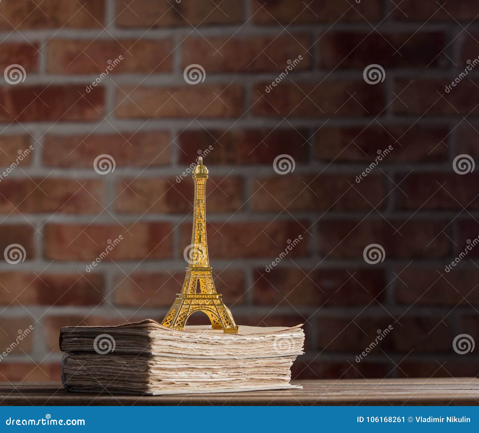 livres et tour eiffel