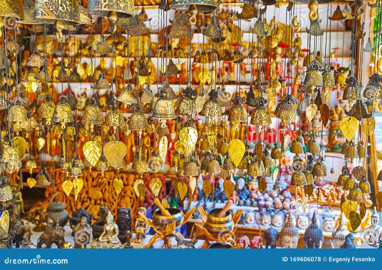 Souvenir-Anhänger Glocken in bagan, myanmar. Nahaufnahme. -  Stockfotografie: lizenzfreie Fotos © ggfoto 186582906