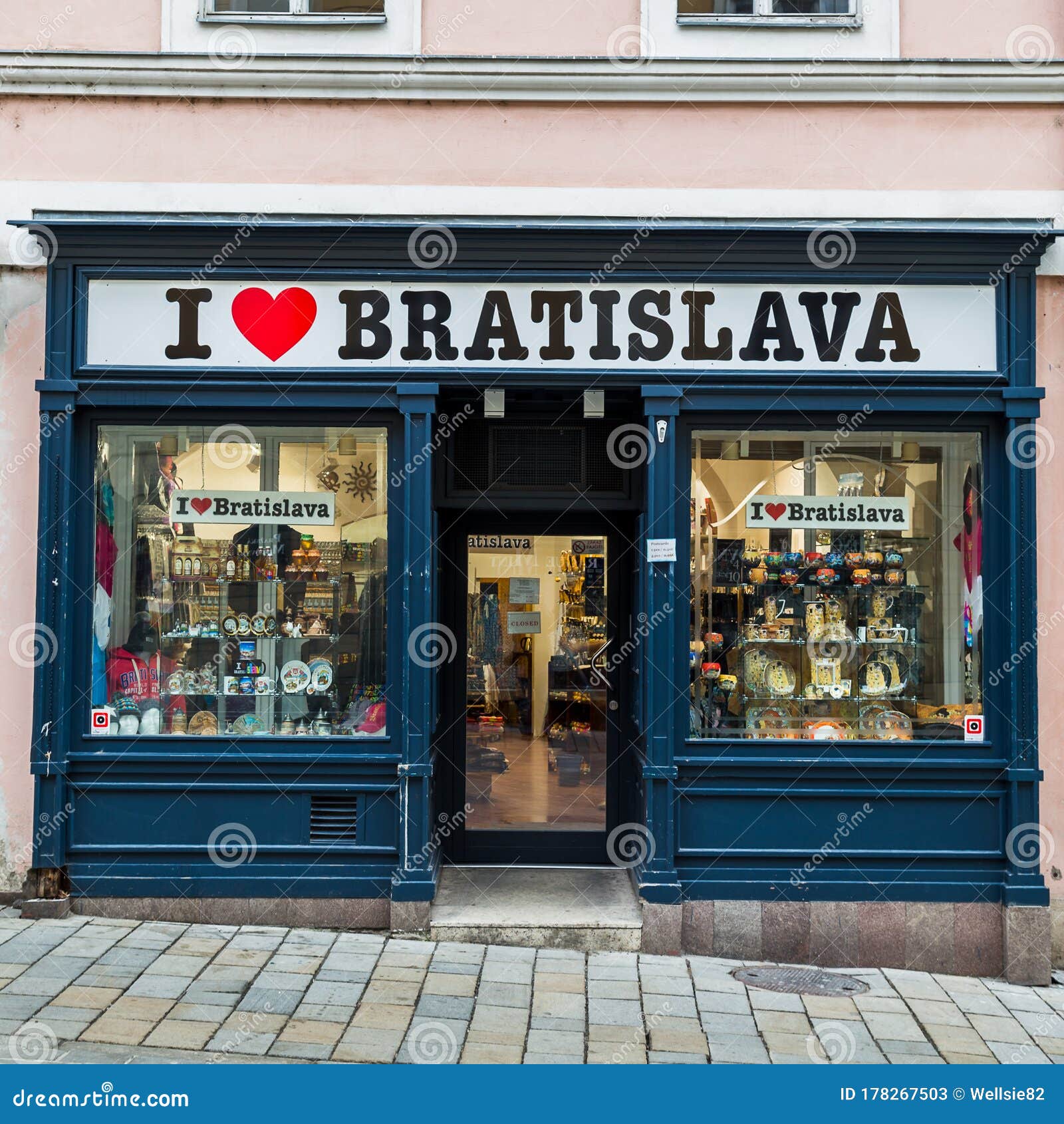 Algebra Sport iets Souvenir - Winkel in Bratislava Redactionele Stock Foto - Image of hart,  kleding: 178267503