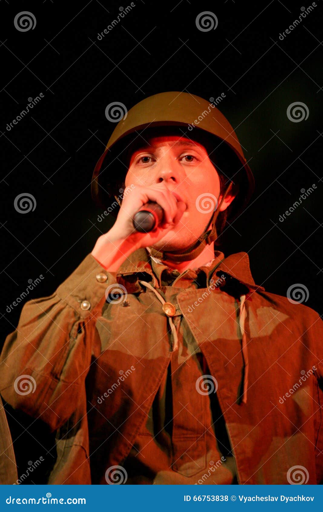Sowjetischer Soldat Portra, Held in der Uniform des Zweiten Weltkrieges das Akkordeon über schwarzem Hintergrund spielend