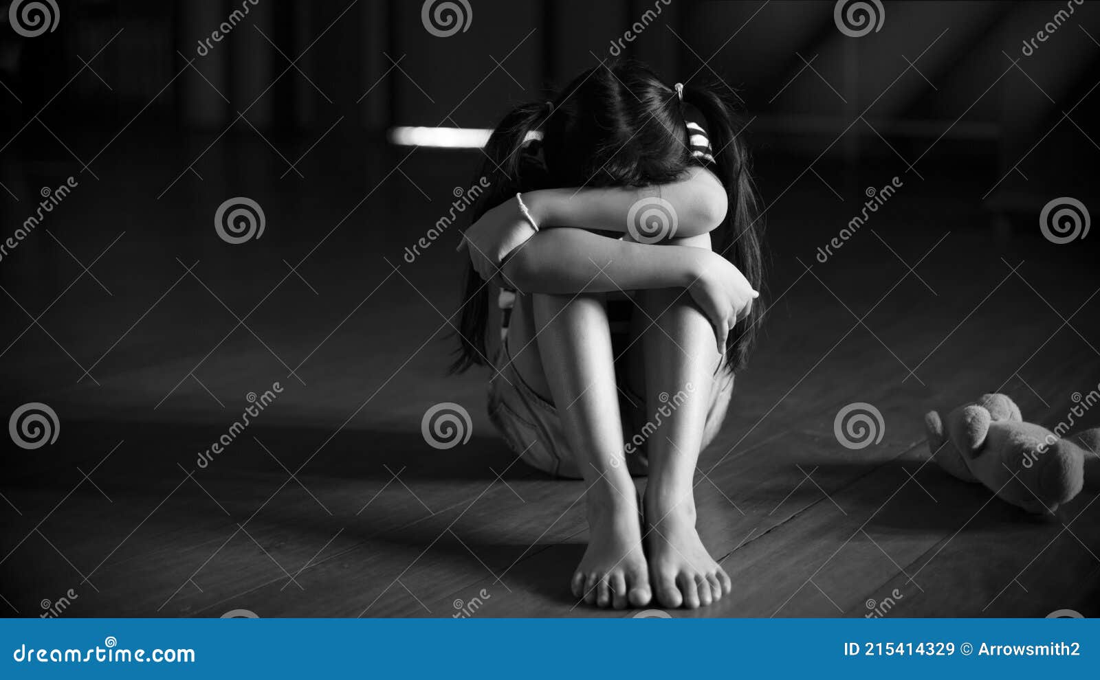 O Perfil De Uma Menina Triste Está Sentando-se No Canto Da Sala Imagem de Stock - Imagem de sozinho, negligência: 50778771