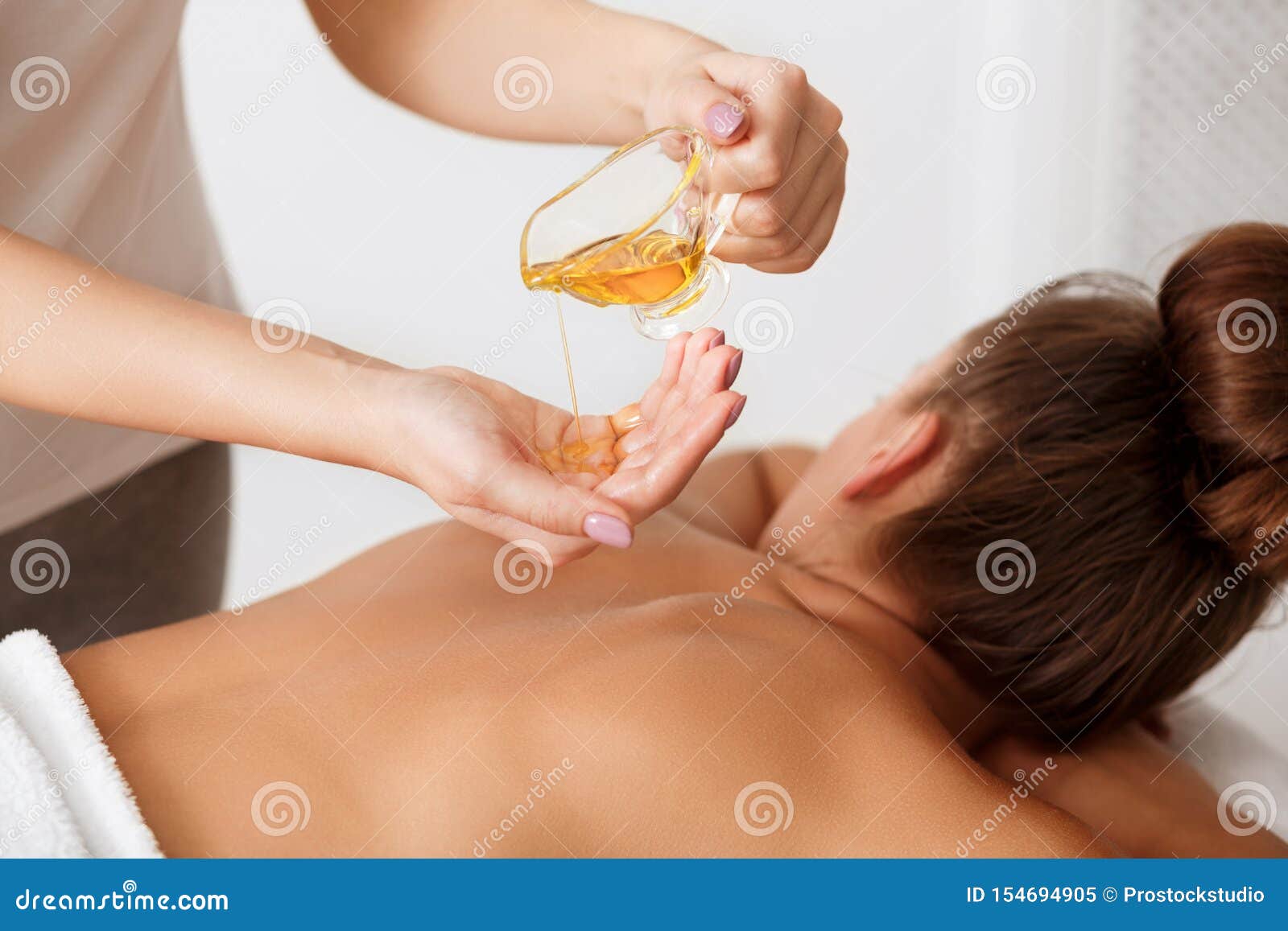 Spa Body Massage. Close Up Beautiful Sexy Healthy Happy Man Enjoying  Relaxing Back Massage In Outdoor Day Beauty Salon. Masseur Hand Massaging  Male With Aromatherapy Oil. Skin Care Treatment Concept Stock Photo