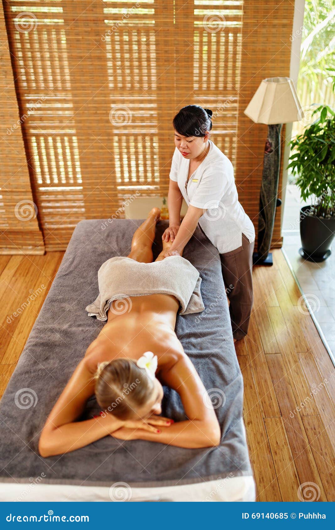 Solrig Interesse håndled Spa Woman. Oil Leg Massage Therapy, Treatment. Body Skin Care Stock Image -  Image of legs, beauty: 69140685