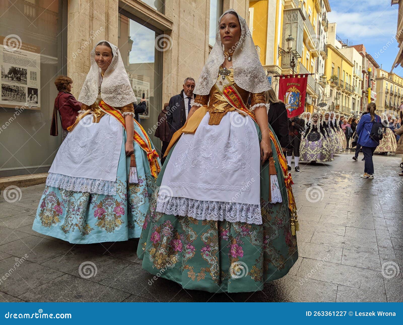 Spaanse Meisjes Dragen Traditionele Kleding Redactionele Fotografie Image of spanje processie 263361227