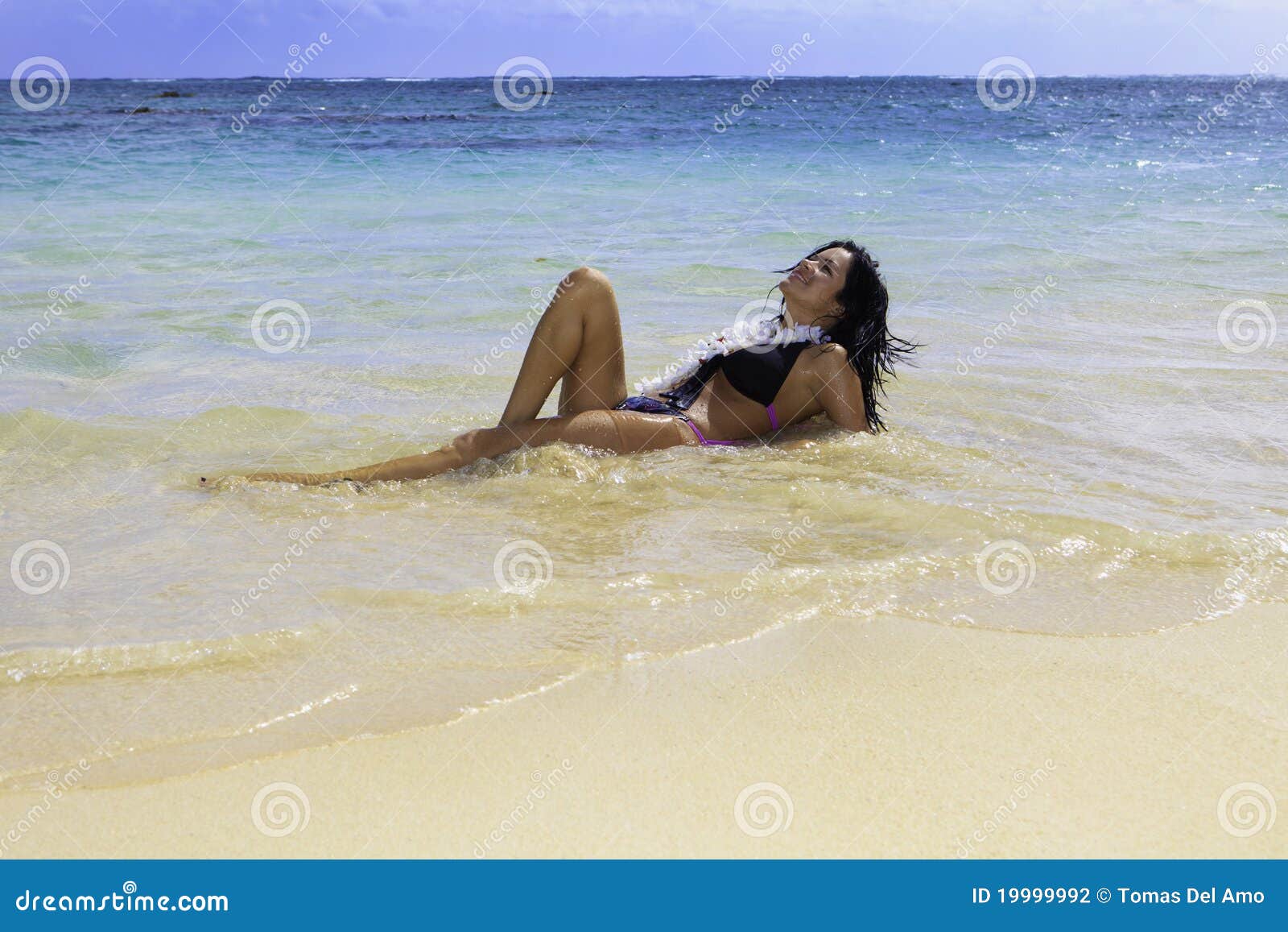 Emotie verlegen eenheid Spaanse Vrouw in Bikini Bij Het Strand Stock Foto - Image of vrouw,  keerkringen: 19999992