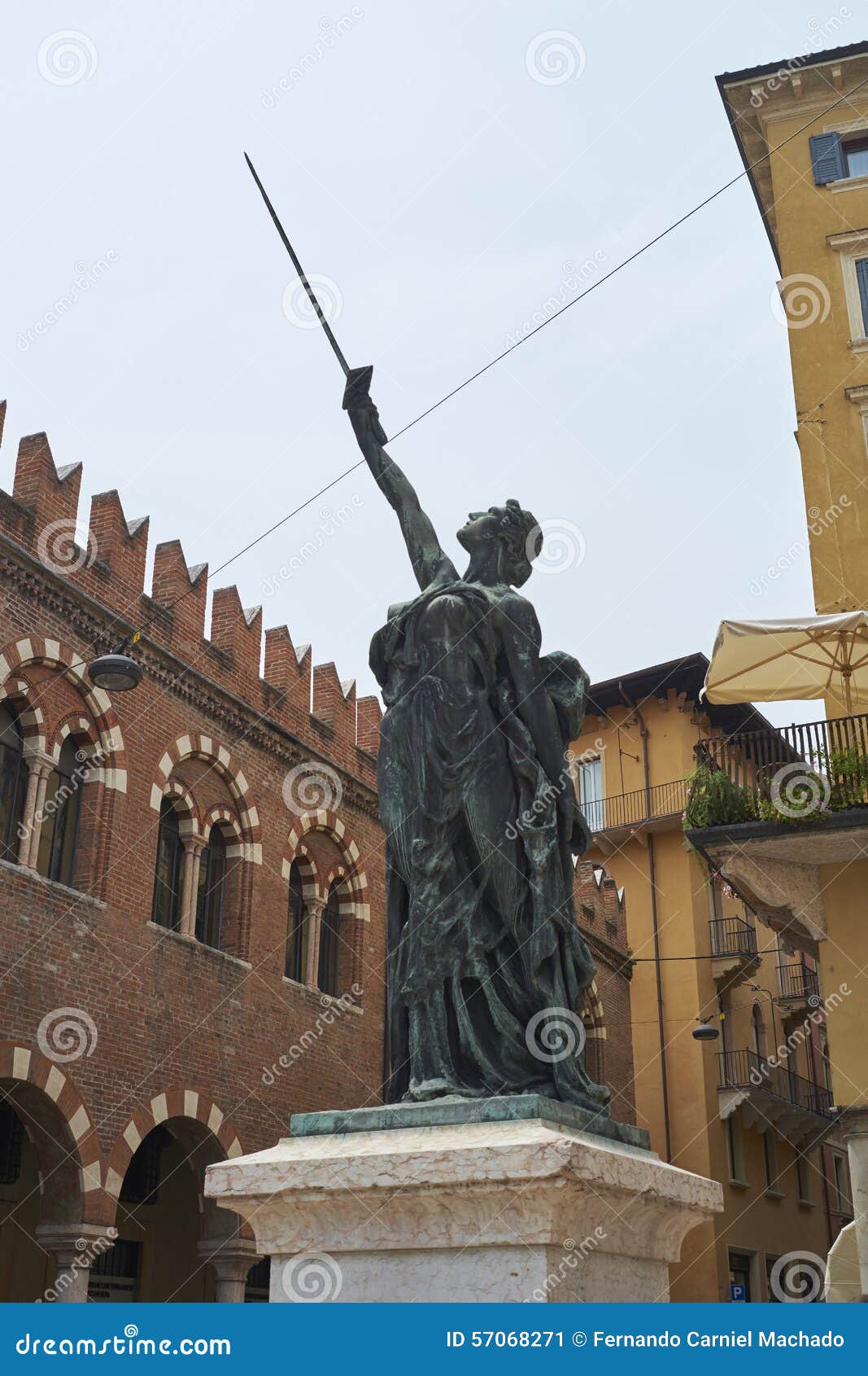 Spada di Liberta. VÉRONE, ITALIE - 13 JUILLET : Détail d'épée de statue de liberté dans le delle Erbe de Piazza 13 juillet 2015 à Vérone