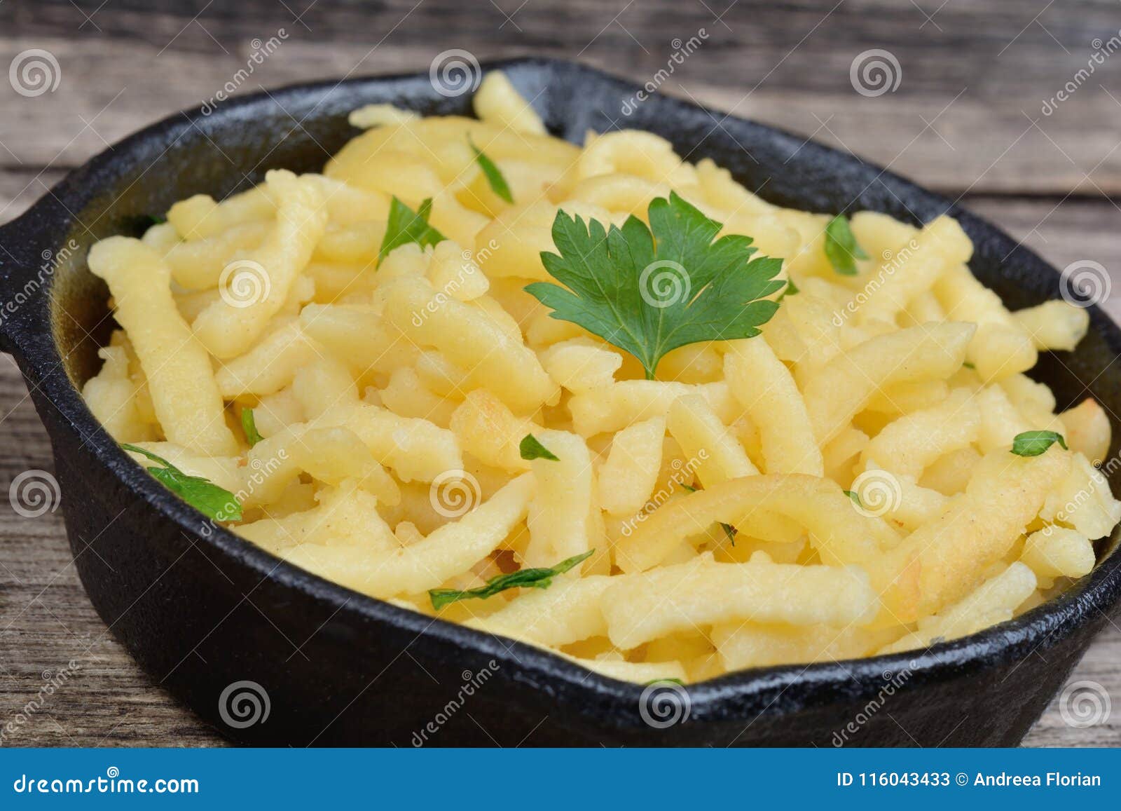 Spaetzle Mit Butter Und Petersilie in Einem Eisenstein Stockbild - Bild ...