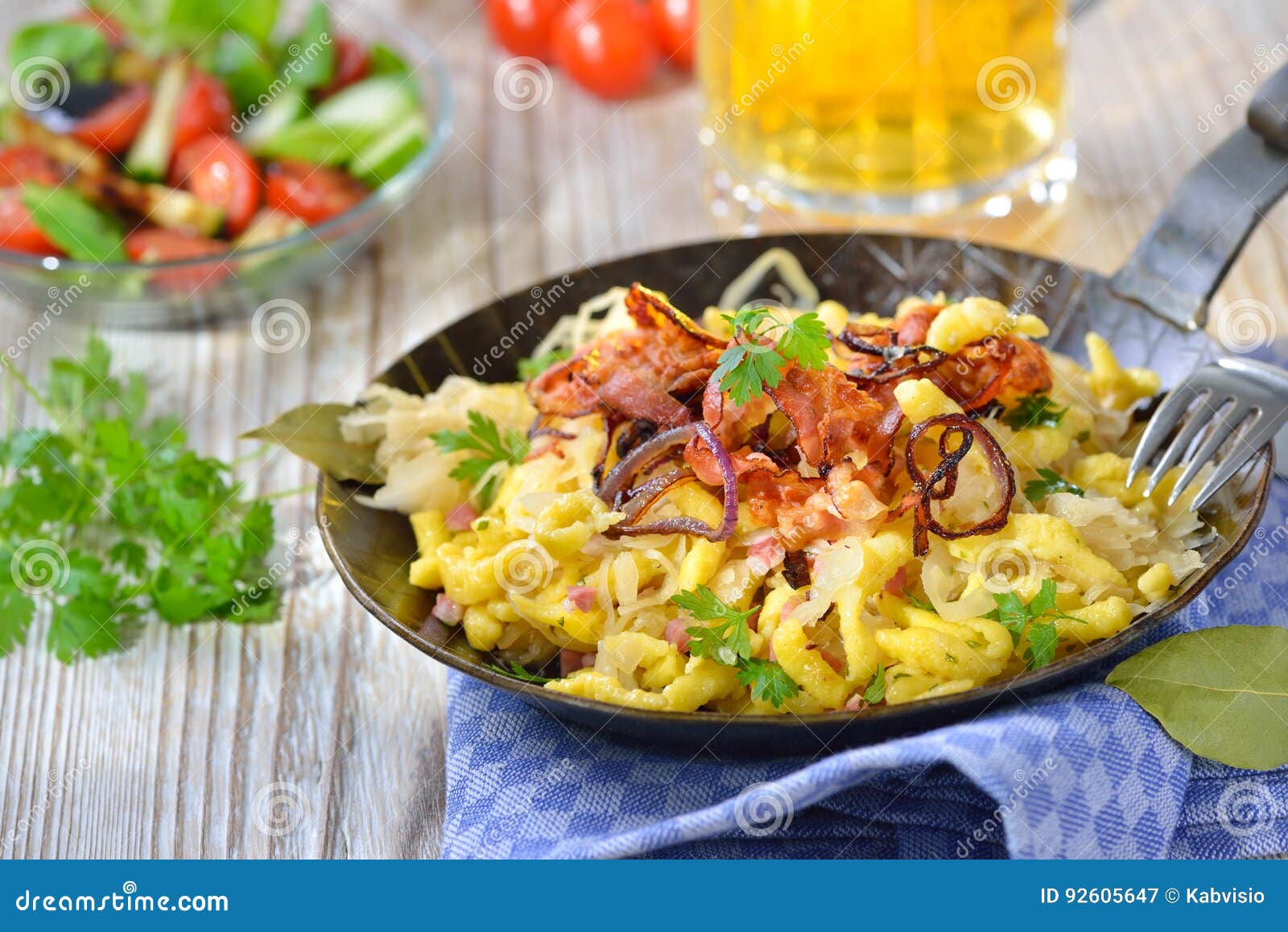 Spaetzle mit Sauerkraut stockbild. Bild von nahrung, gekocht 92605647