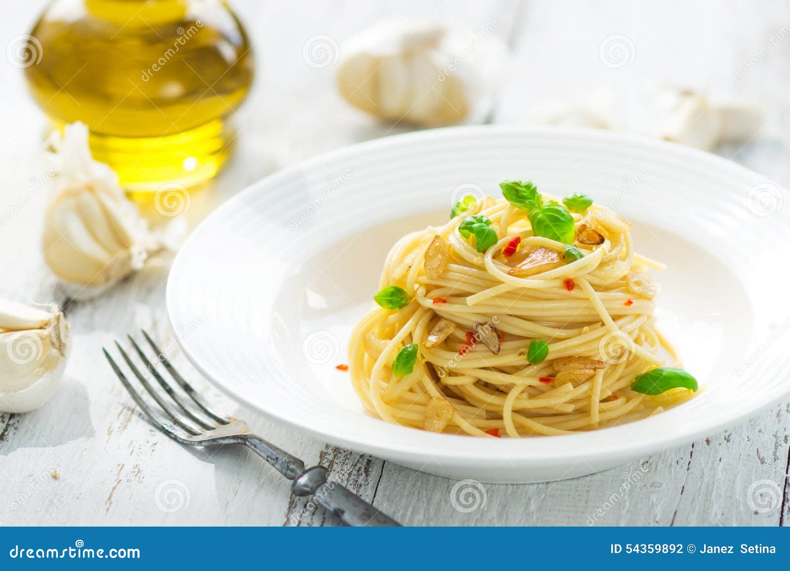 spageti olive oil and peperoncino