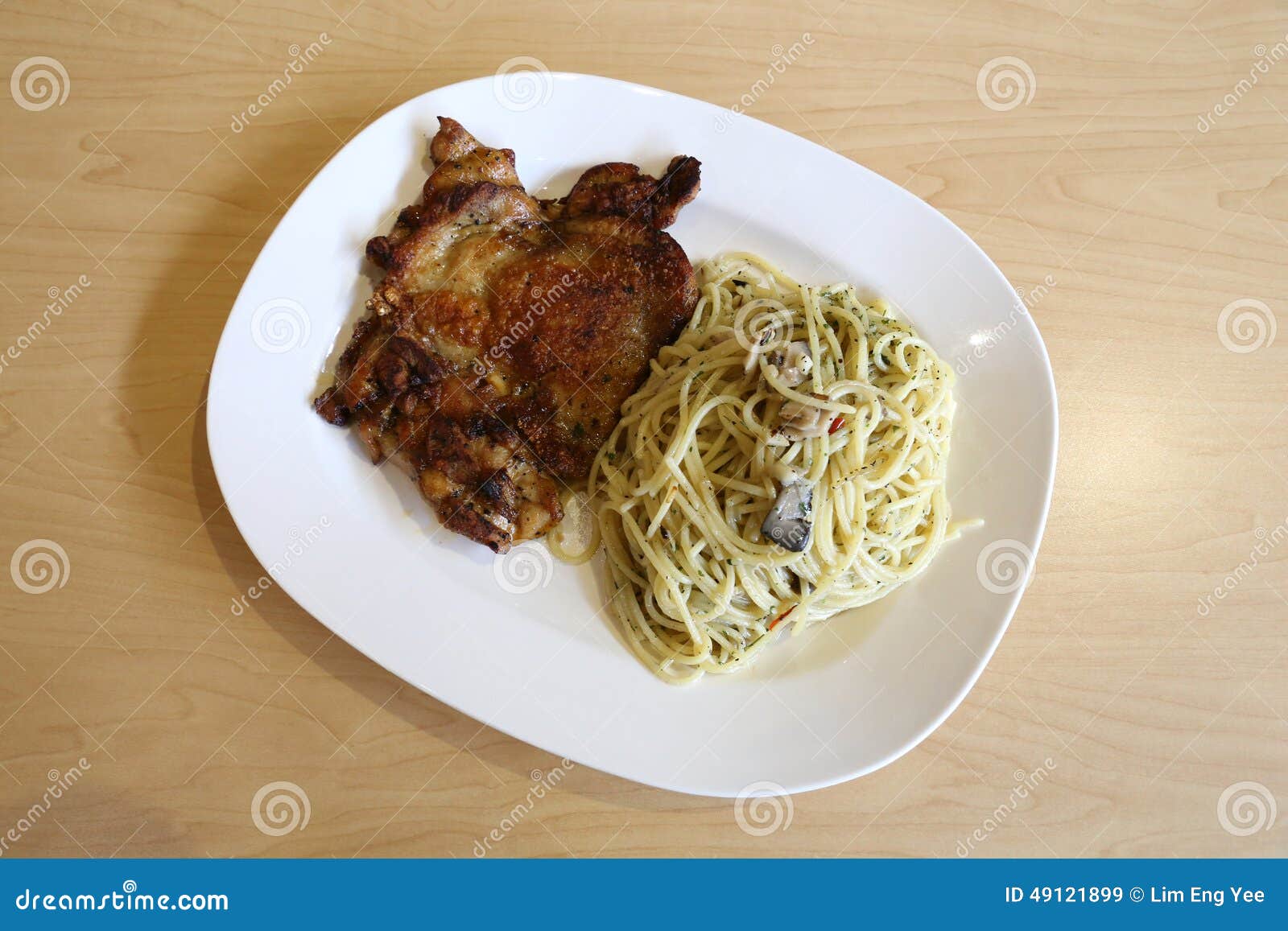 spaghetti aglio olio with bbq chicken