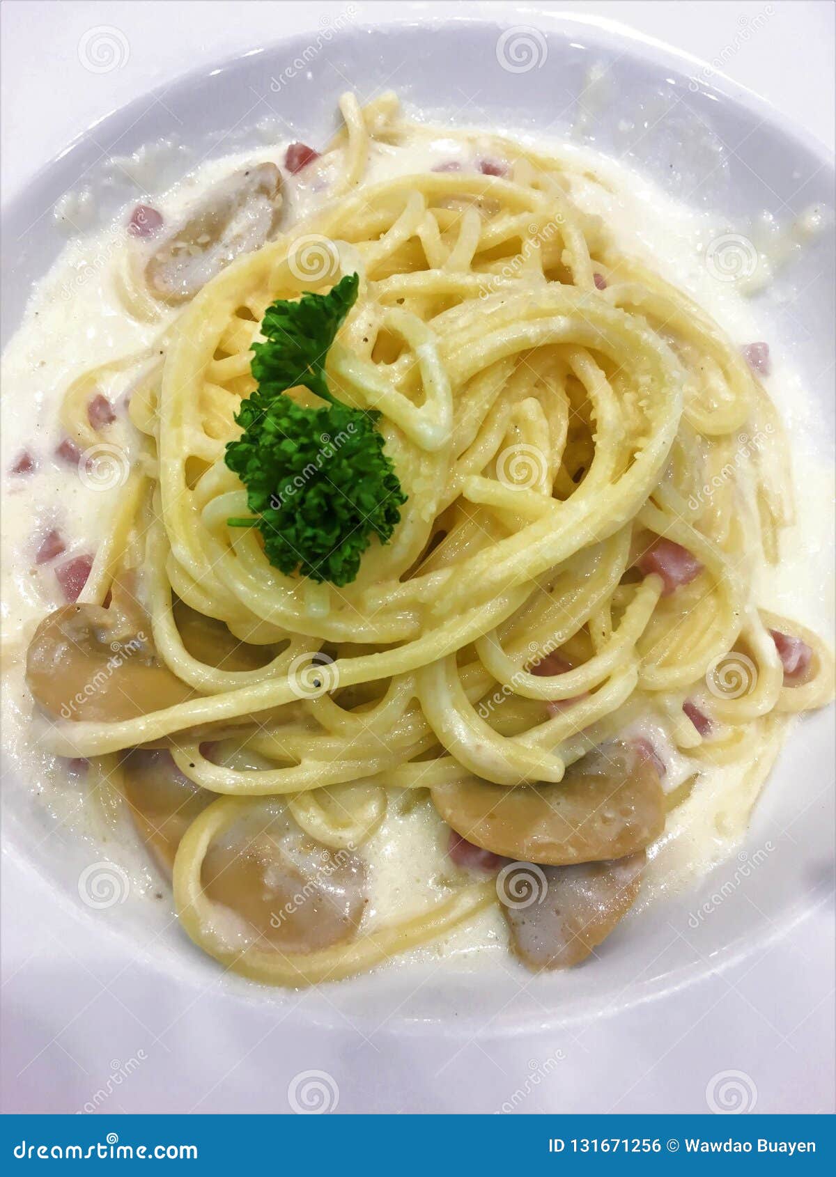 Spaghetti Avec Les Champignons Et Le Lard Photo stock Image du