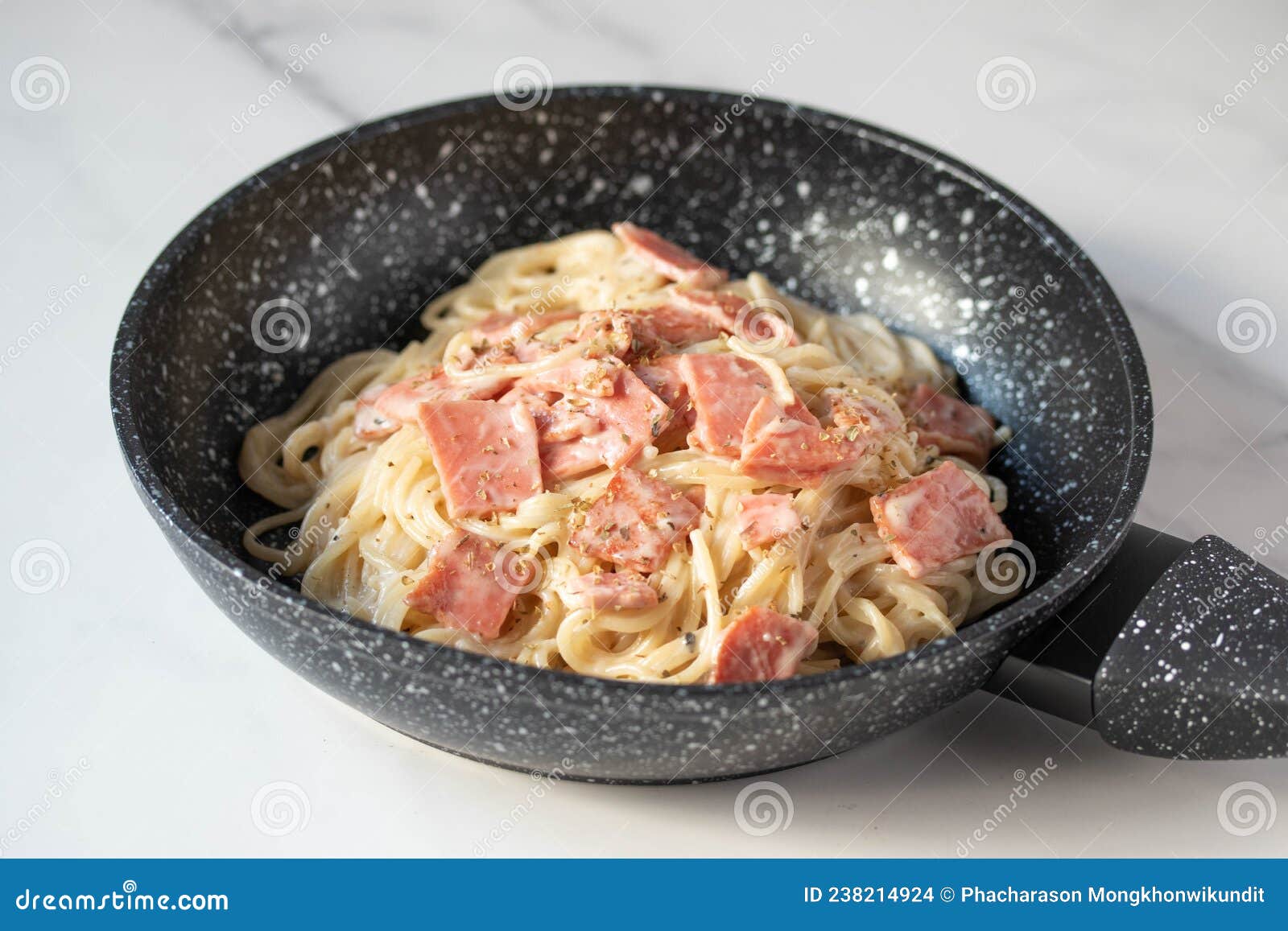 Spaghetti Carbonara Mit Schinken Und Oregano Stockfoto Bild von
