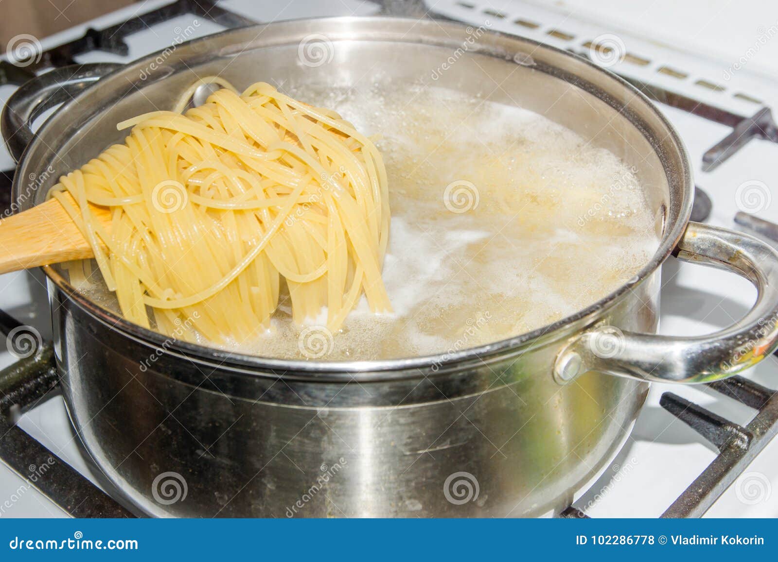 Spaghetti Cooked in Boiling Water on a Gas Stove. Stock Photo Image of cooked, foam 102286778