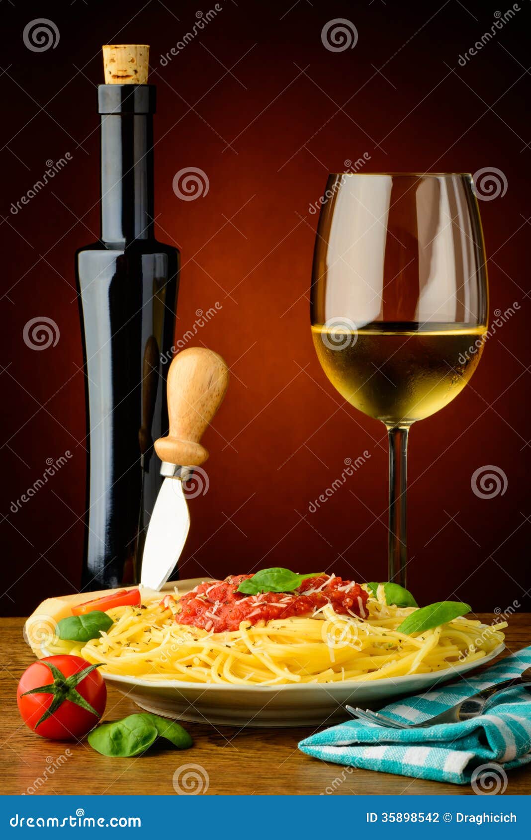 Spaghetti e vino fotografia stock. Immagine di inviare 35898542