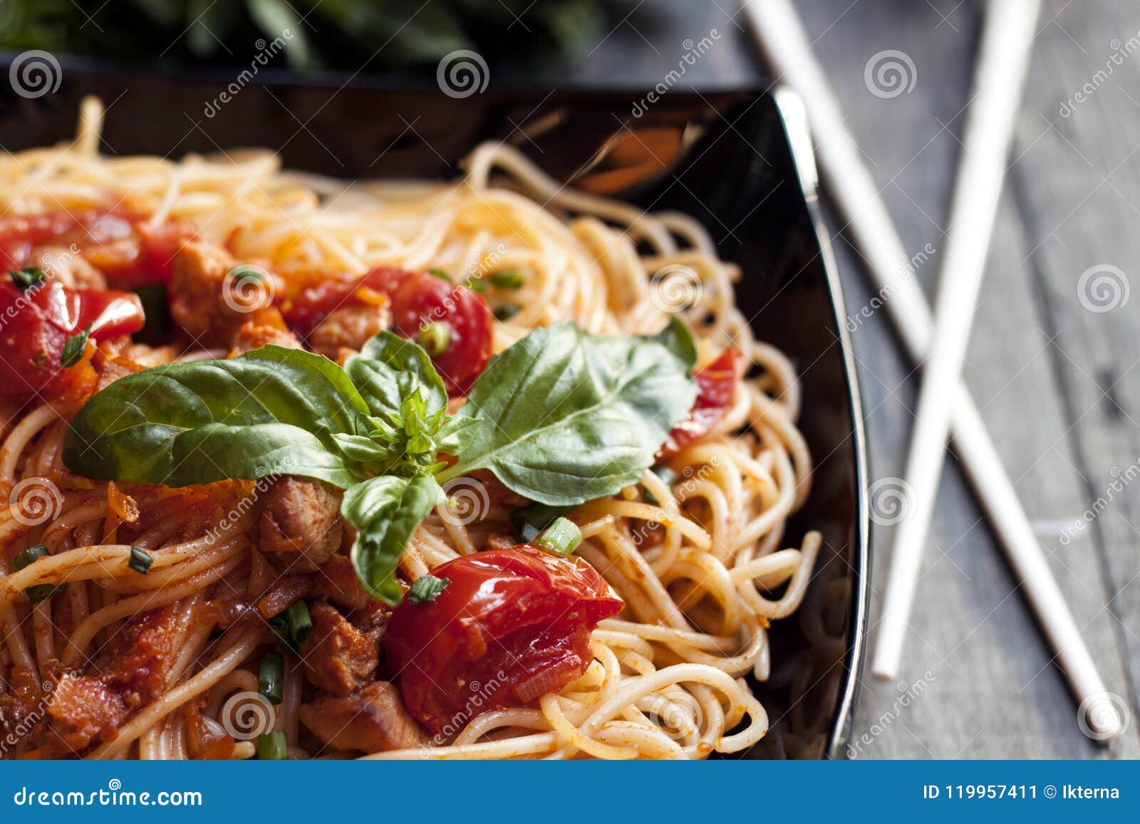 Spaghetti En Sauce Tomate Avec Le Poulet Image stock Image du poulet