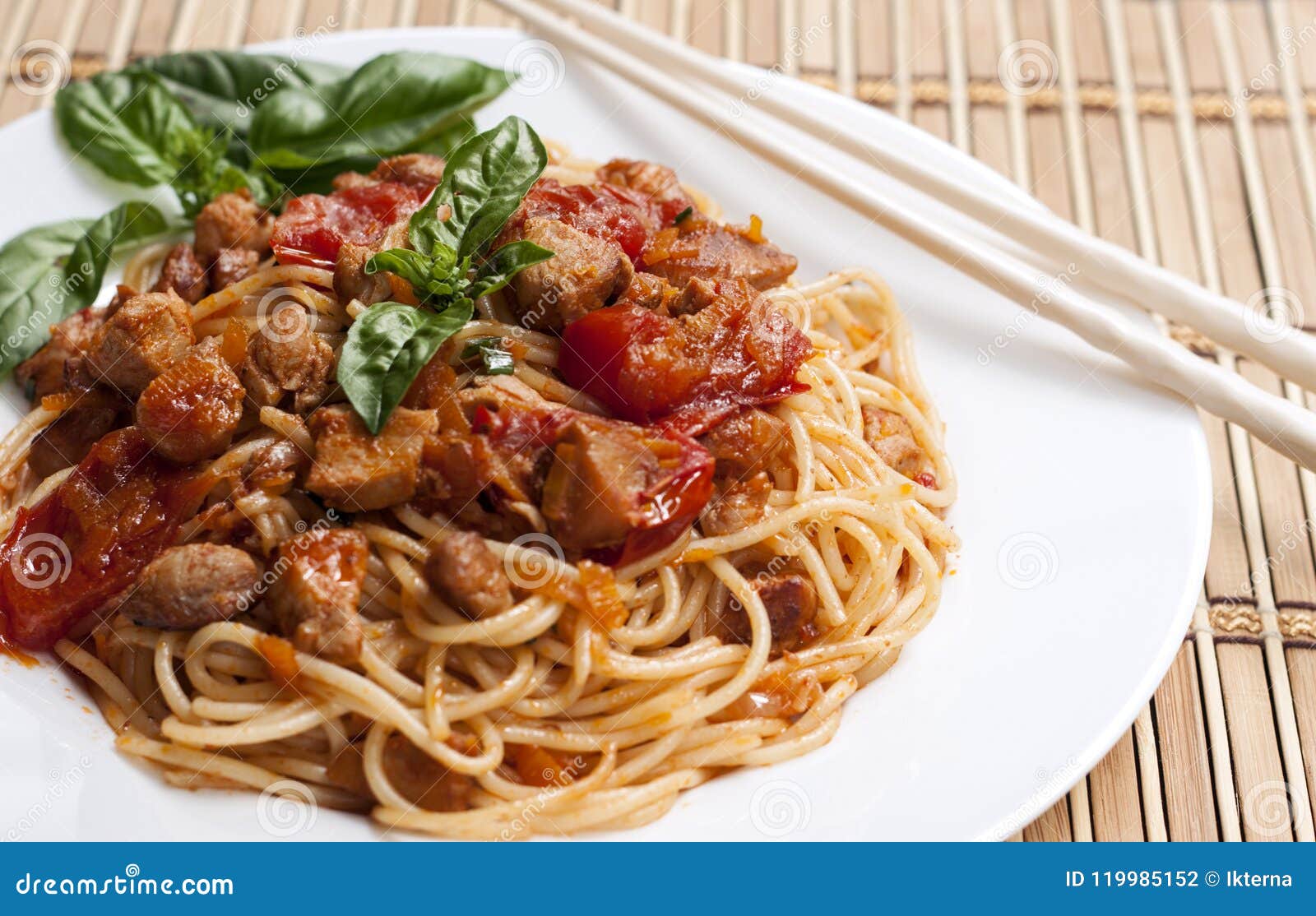Spaghetti En Sauce Tomate Avec Le Poulet Photo stock Image du cuit