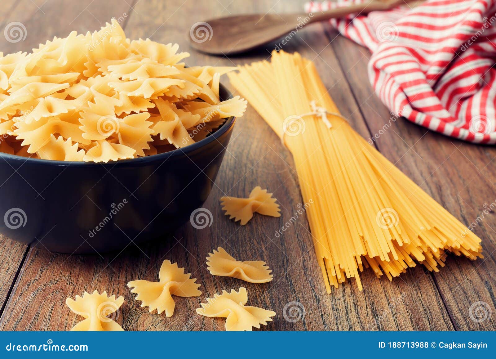 Pâtes sèches farfalle sur table en bois, pâtes papillon ou pâtes