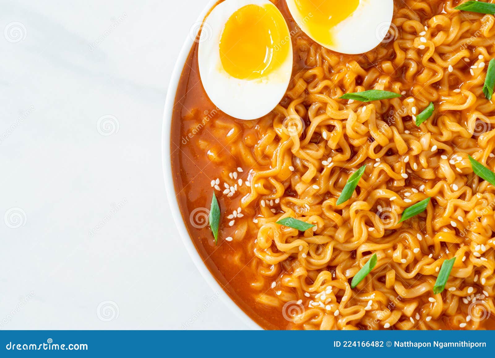 Spaghetti Istantanei Coreani Con Uova Fotografia Stock - Immagine di nero,  sfondo: 224166482