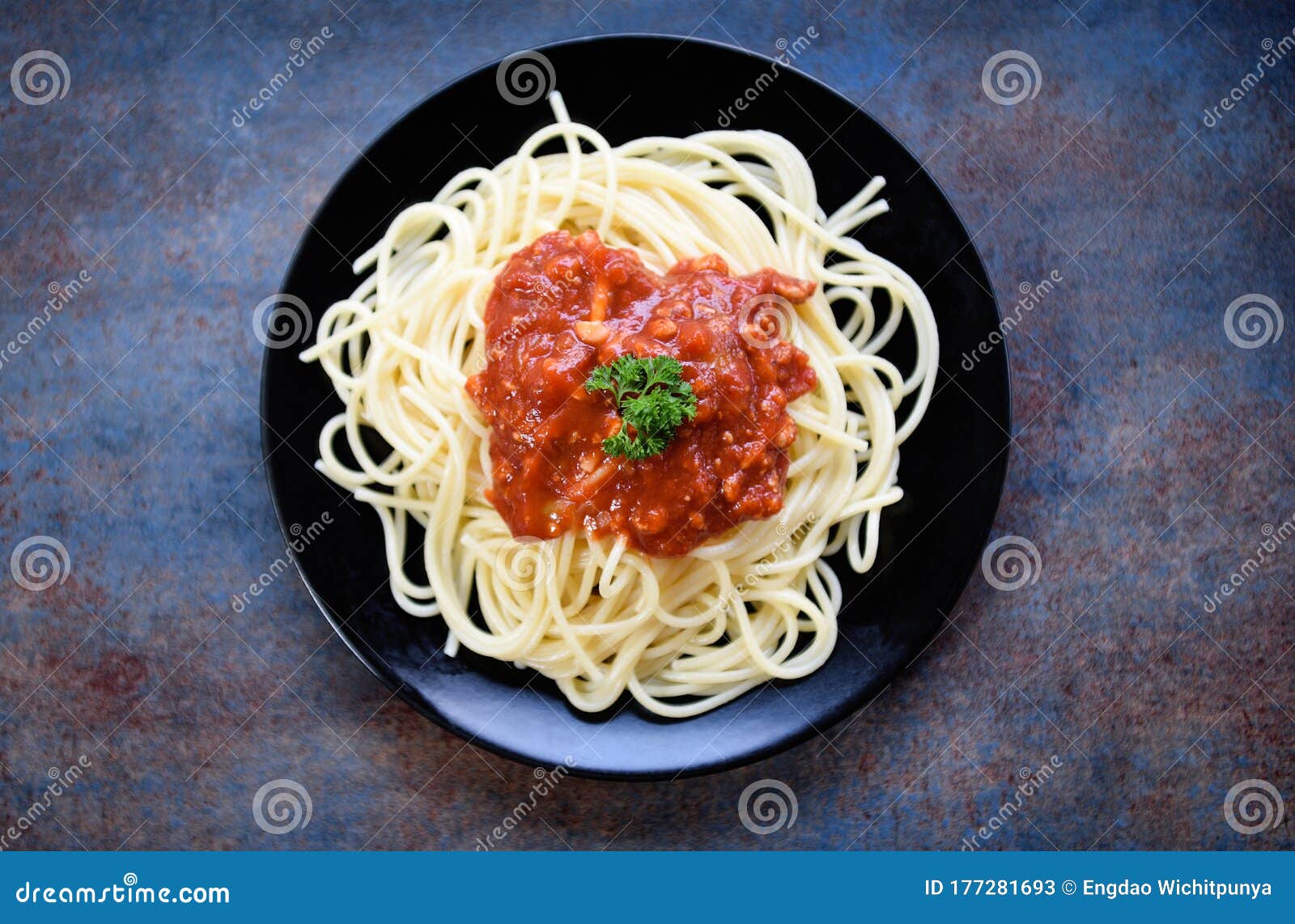 Spaghetti Italian Pasta Served on Black Plate with Tomato Sauce and Parsley  in the Restaurant Italian Food and Menu Concept / Stock Image - Image of  cooking, dinner: 177281693