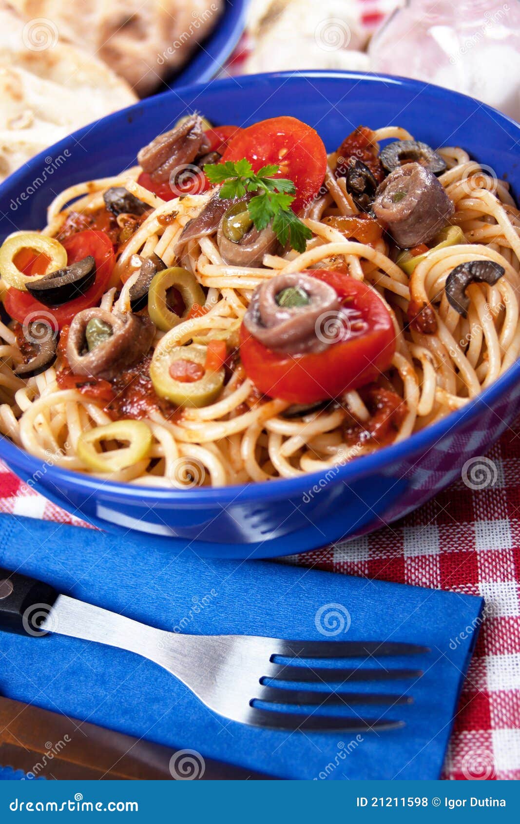 Spaghetti a la puttanesca stock photo. Image of food 21211598