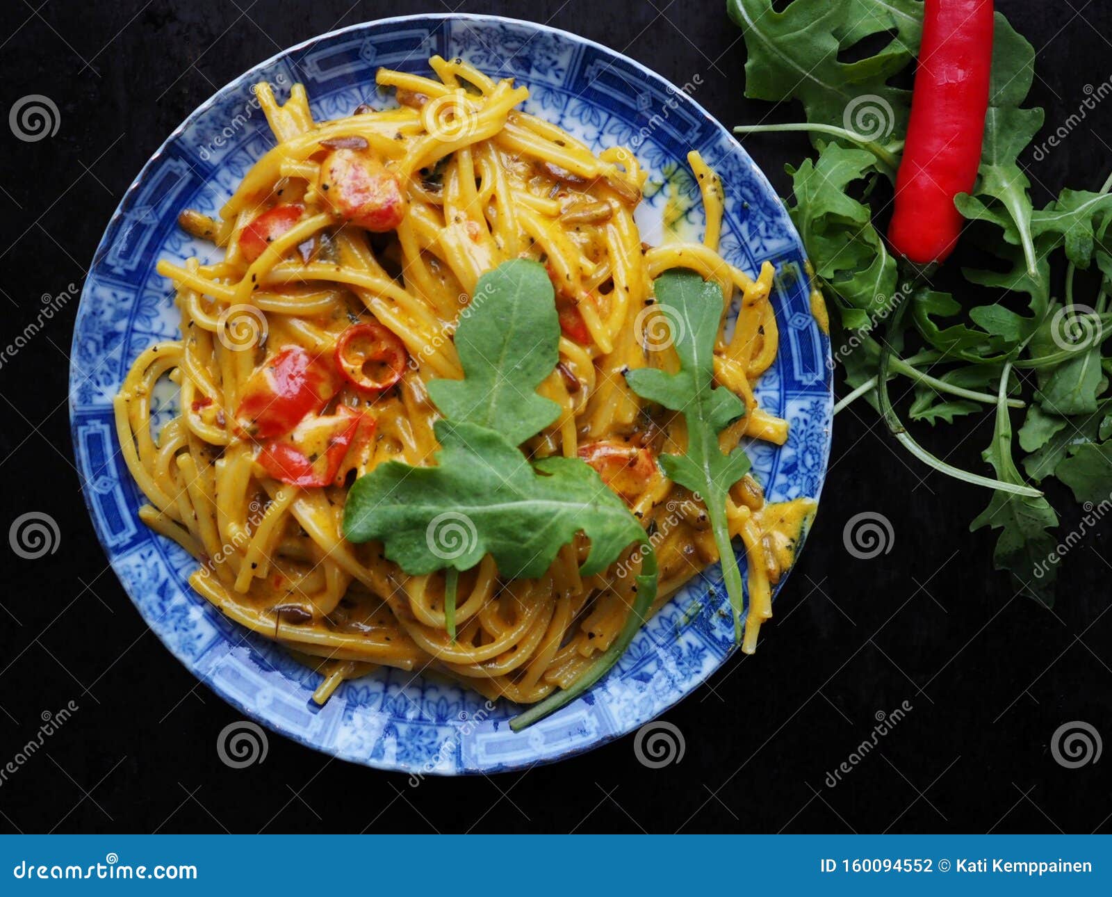 Spaghetti Mit Chili Und Rucola Stockfoto - Bild von platte ...