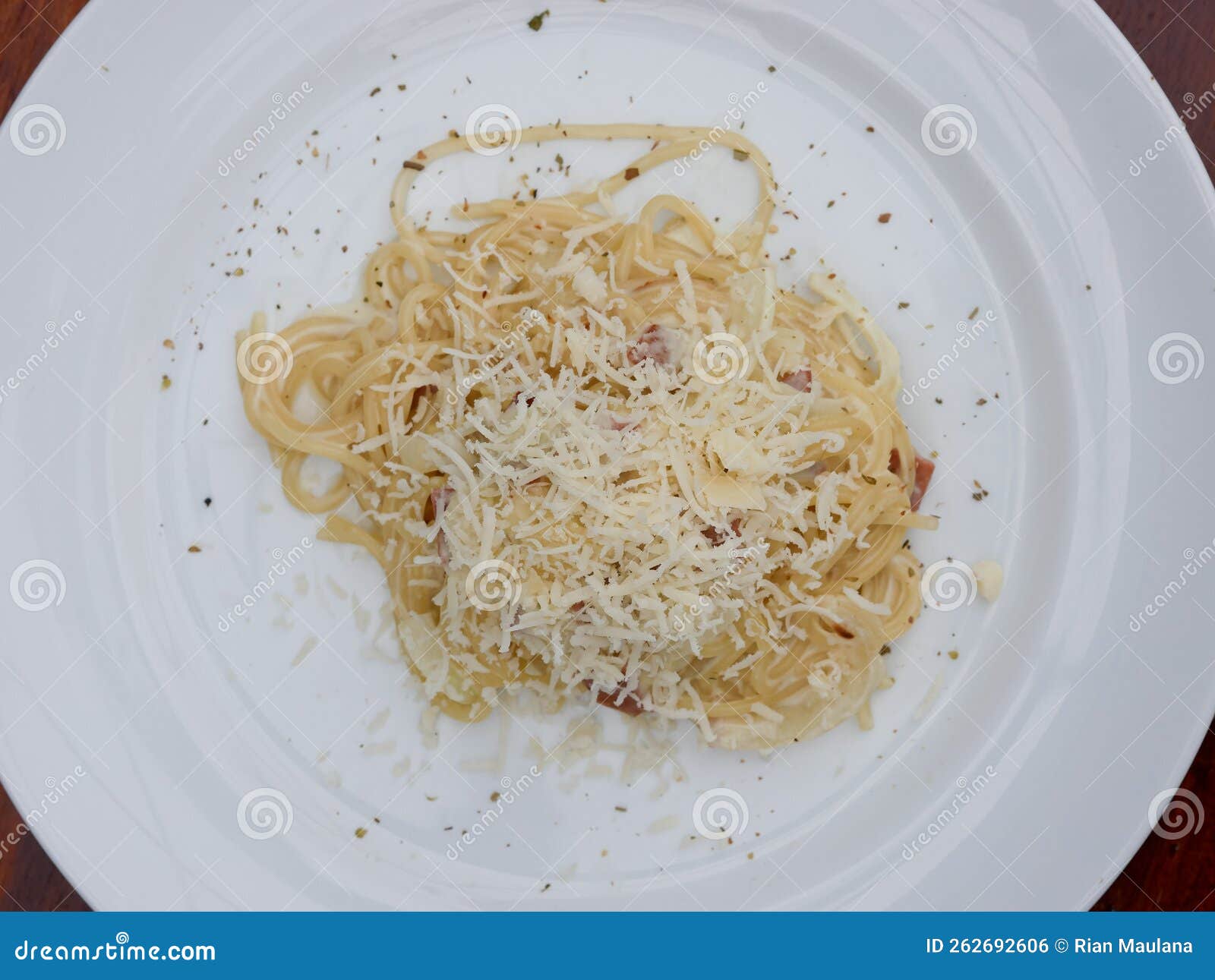 Spaghetti Mit Käse Und Pfeffer Auf Weißem Teller Stockfoto - Bild von ... Spaghetti Mit Käse Und Pfeffer Auf Weißem Teller Stockfoto - Bild von ...