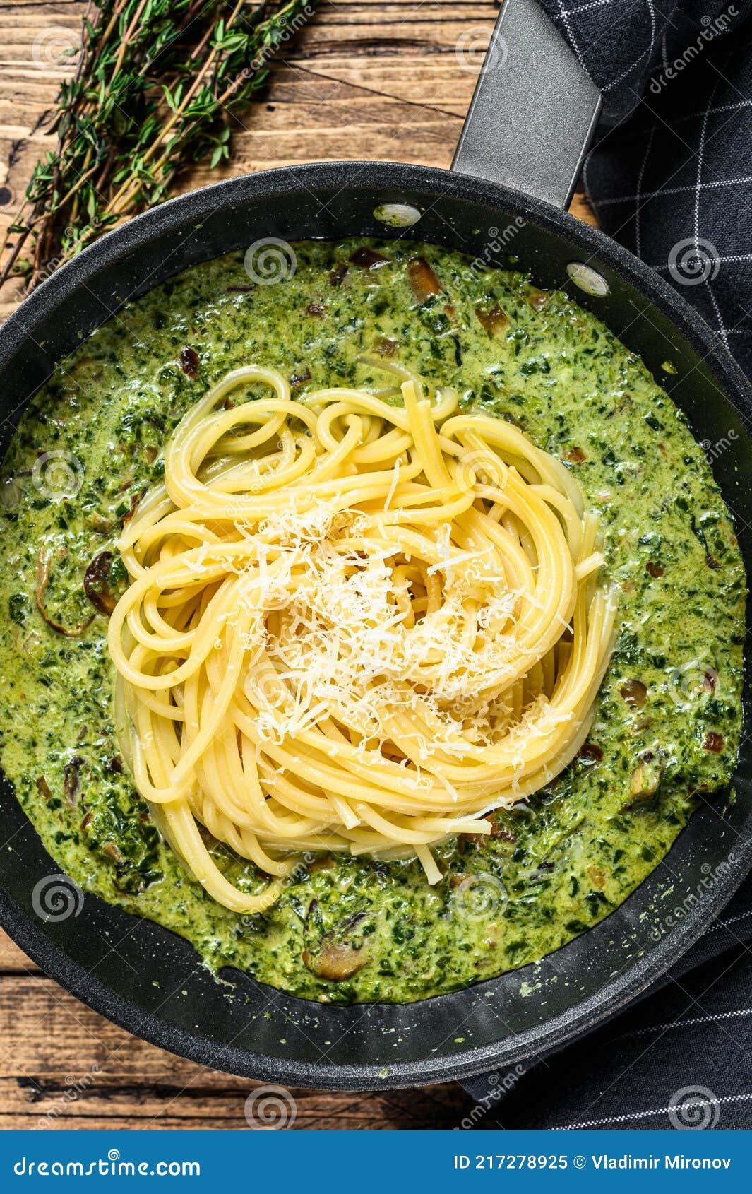 Spaghetti Pasta Mit Spinat in Sahne-Sauce Mit Parmesan in Einer Pfanne ...