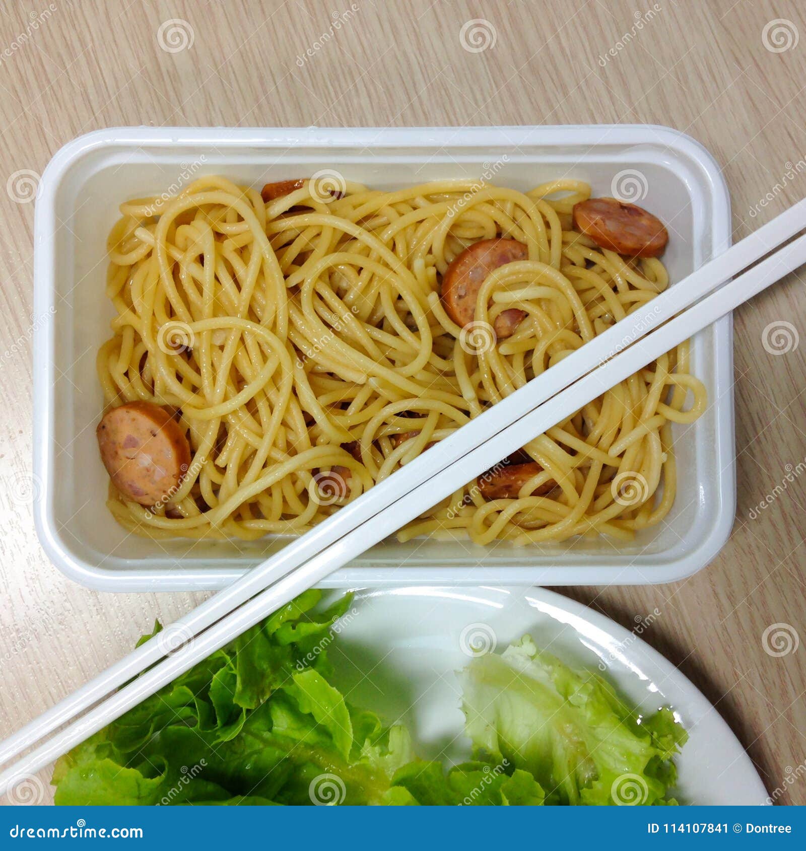 Spaghetti in Scatola Di Plastica Asportabile Immagine Stock Immagine di alimento, inquinamento