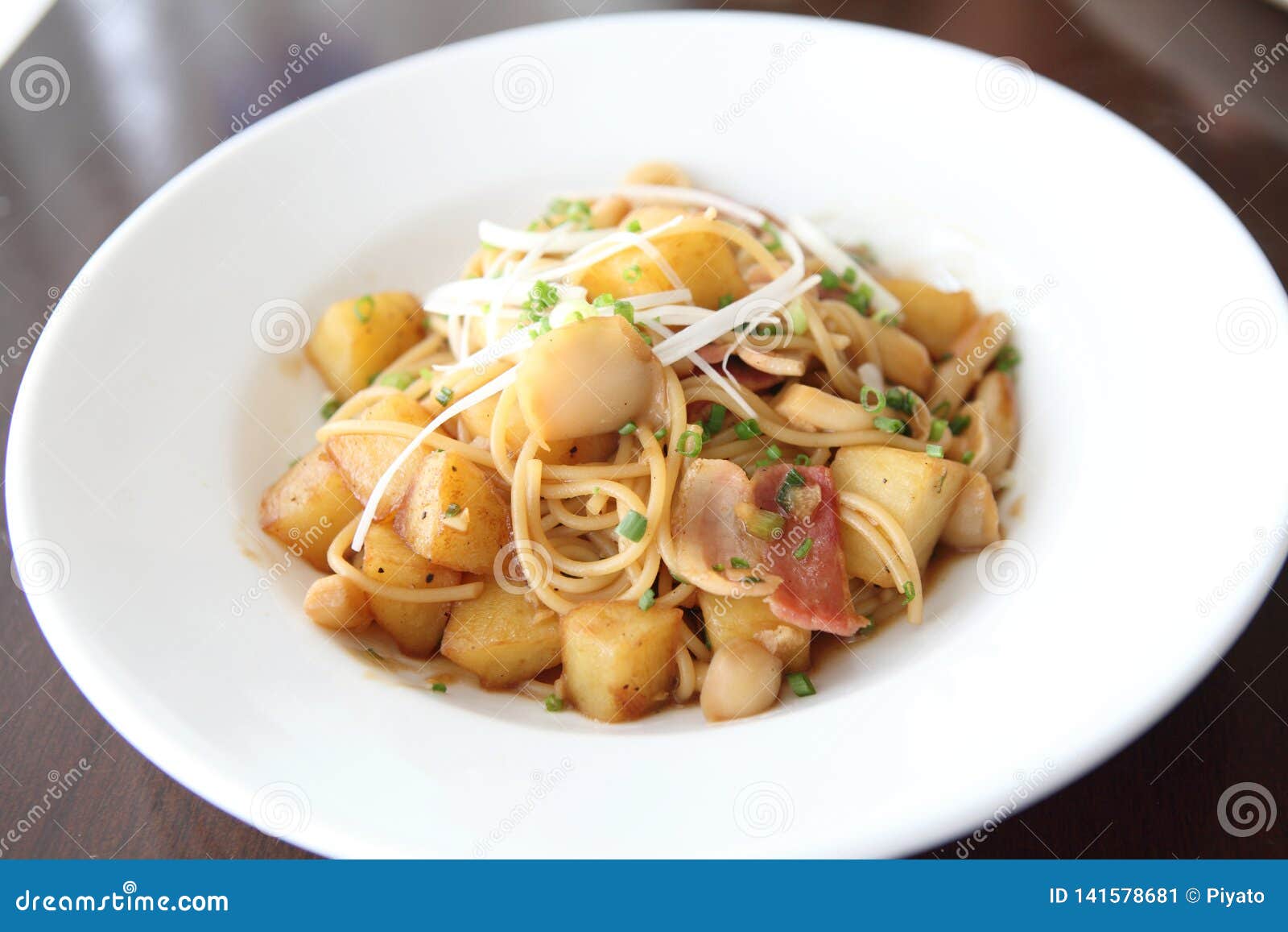 Spaghetti with soy sauce stock image. Image of plate 141578681