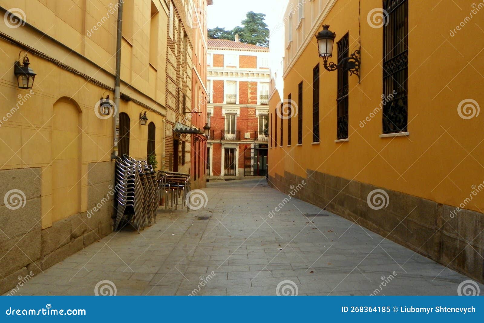 spain, madrid, 3 calle del biombo, narrow street and view of the red house