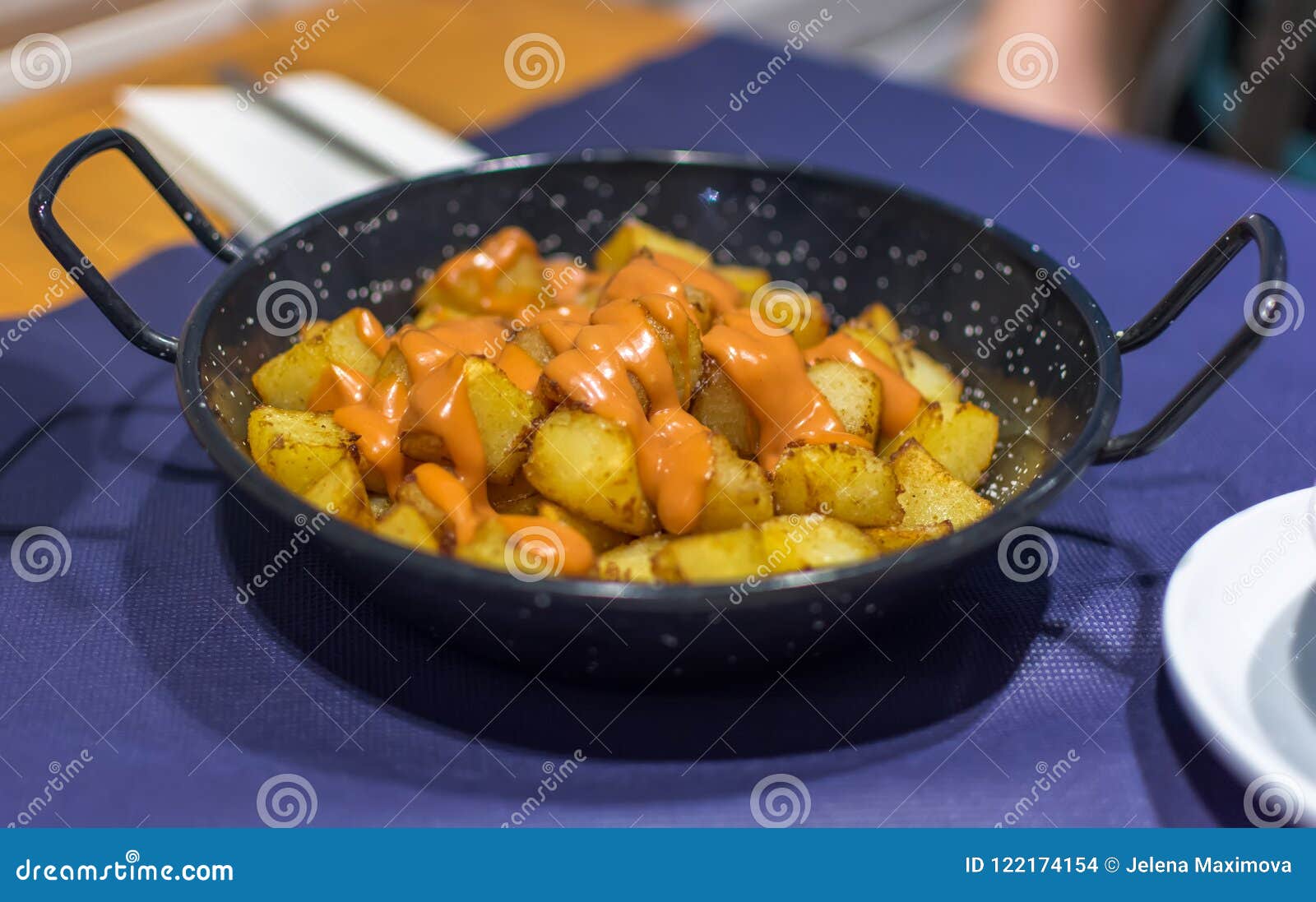 Spanisch Fried Potatoes Patatas Bravas Stockfoto Bild von kochen