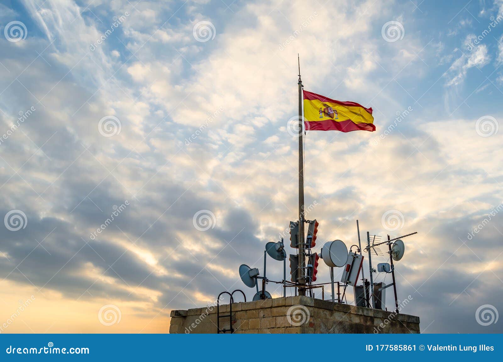 Spanische Flagge Auf Der Spitze Der Santa Barbara Burg in Alicante Spanien  Redaktionelles Foto - Bild von symbol, ansicht: 177585861