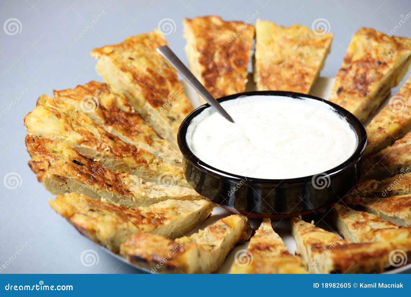 Spanische Tortilla Mit Knoblauchbad Stockbild - Bild von getrennt ... Spanische Tortilla Mit Knoblauchbad Stockbild - Bild von getrennt ...