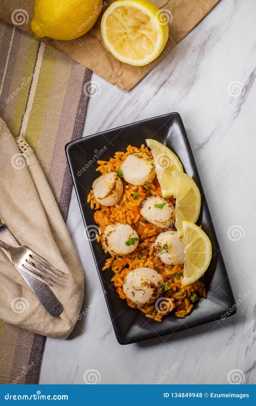 Spanischer Reis-Zitronen-Kammmuscheln Stockfoto - Bild von butter ...