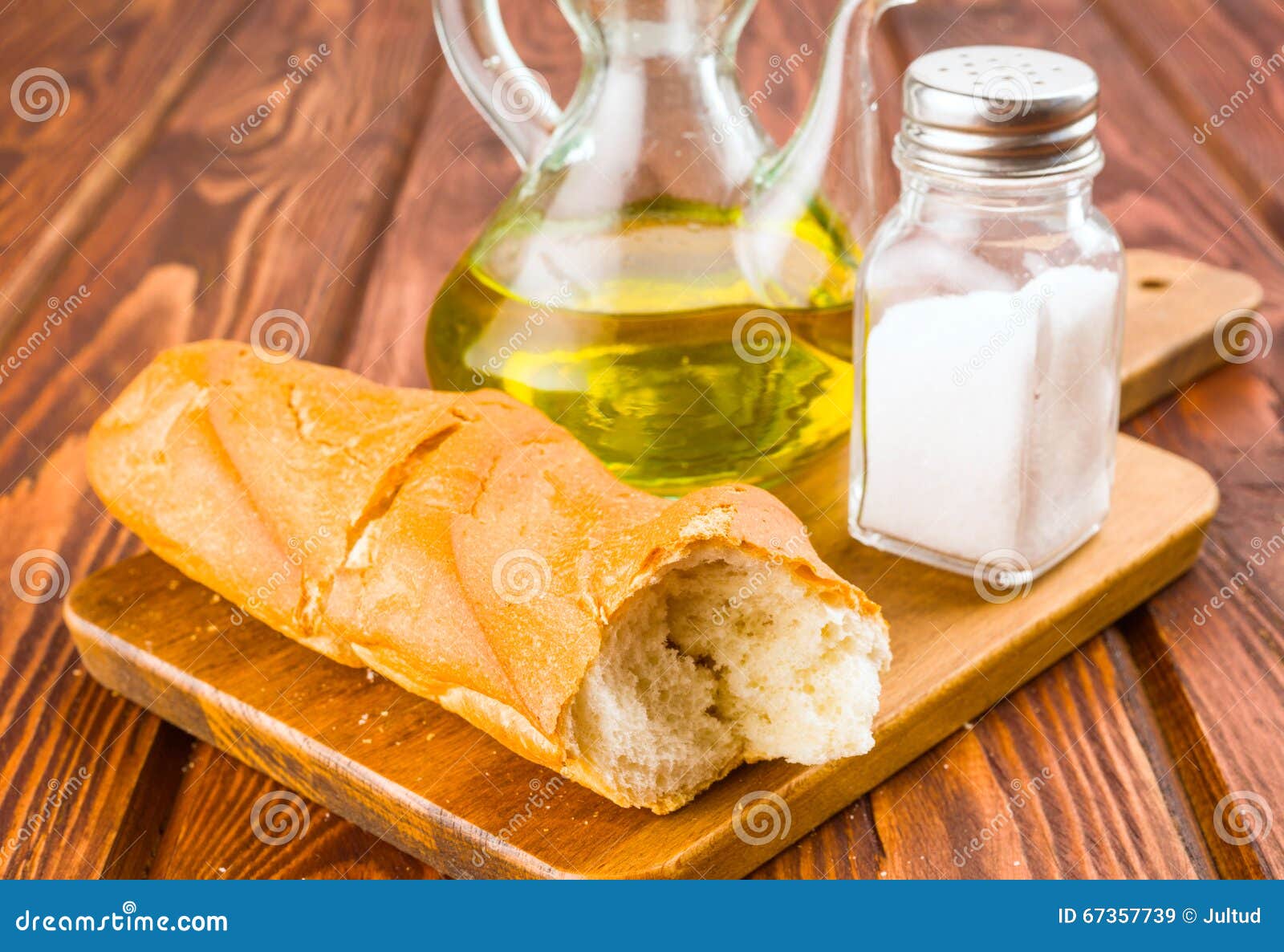 Spanisches Brot Mit Ol Und Salz Auf Dem Holzernen Brett Lokalisiert Stockbild Bild Von Ruttler Szene 67357739