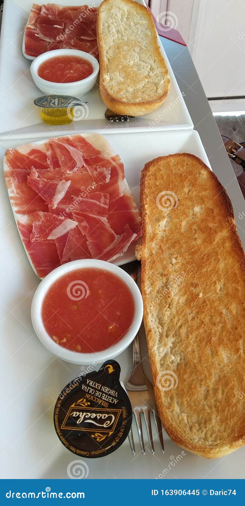 Spanisches Frühstück stockbild. Bild von schinken, toast 163906445