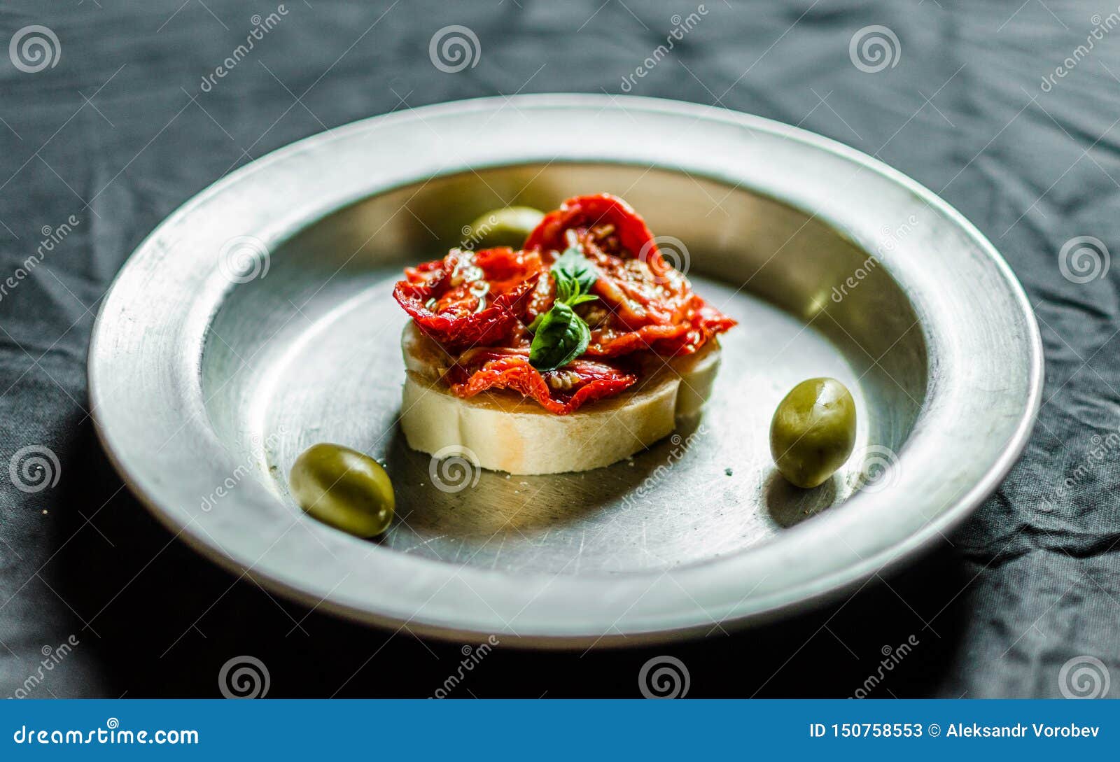 Spanisches Tapassandwich Mit Sonnengetrockneten Tomaten, Oliven Und ...