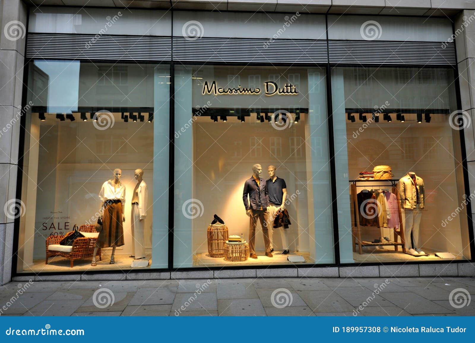 verlichten oogopslag Onderscheid Spanish Fashion Store Massimo Dutti in 100 Cheapside in London, UK  Editorial Stock Photo - Image of diversified, design: 189957308