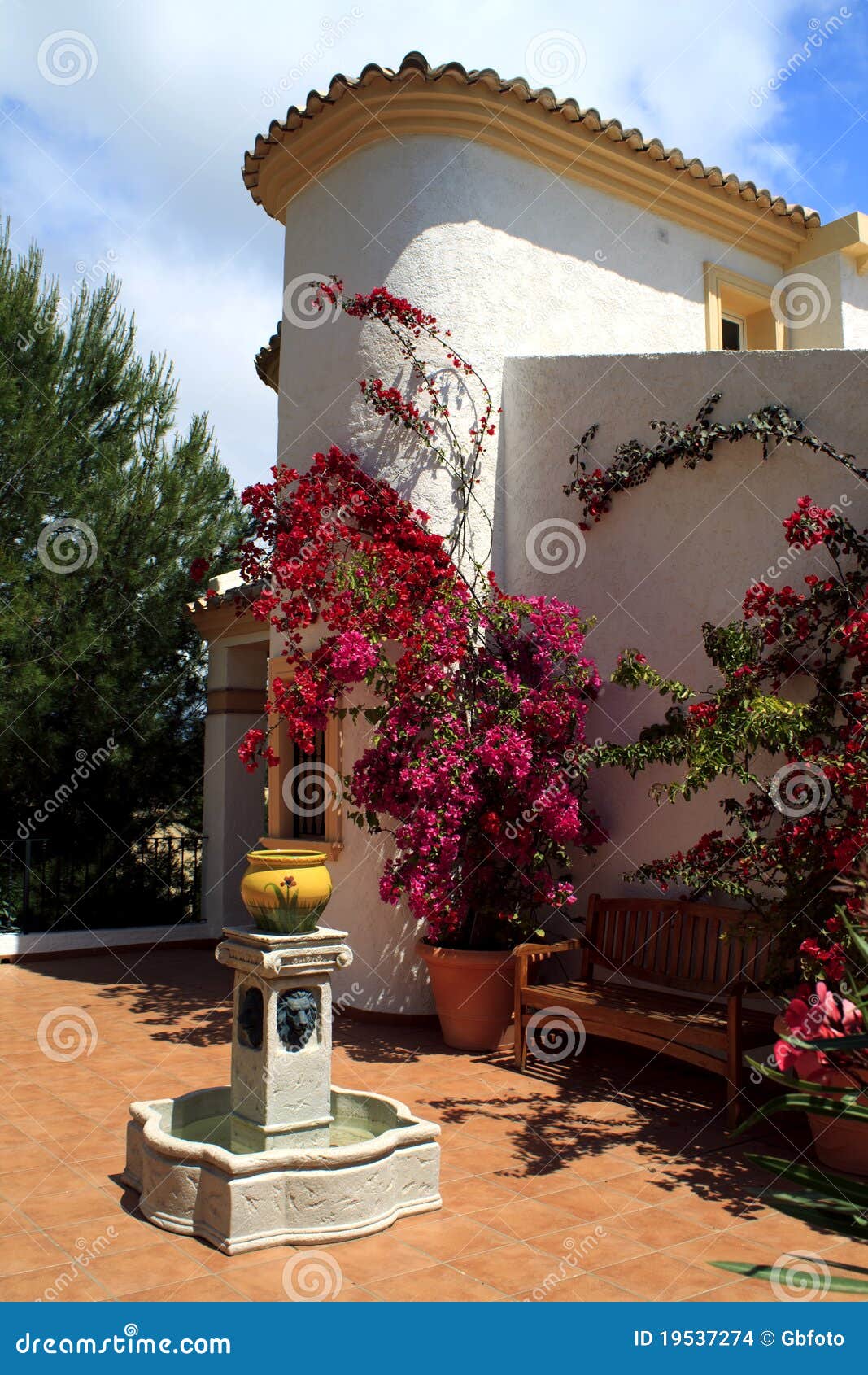 Spanish Patio garden stock photo. Image of estate, creeping 19537274