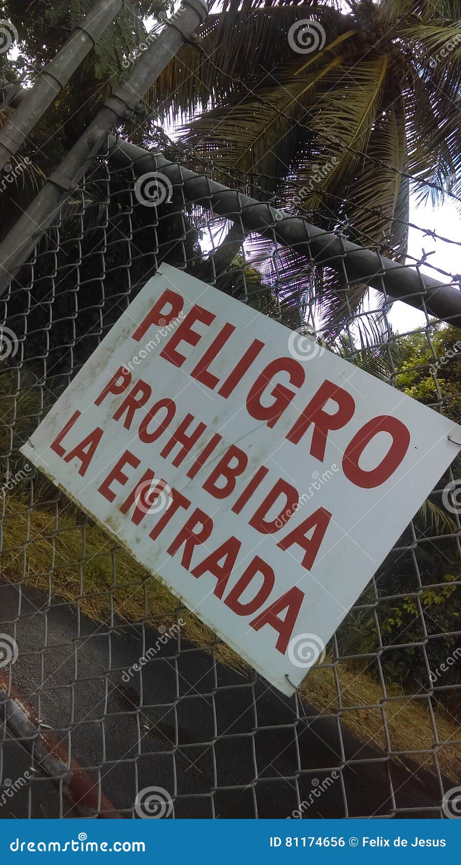 spanish sign peligro prohibida la entrada