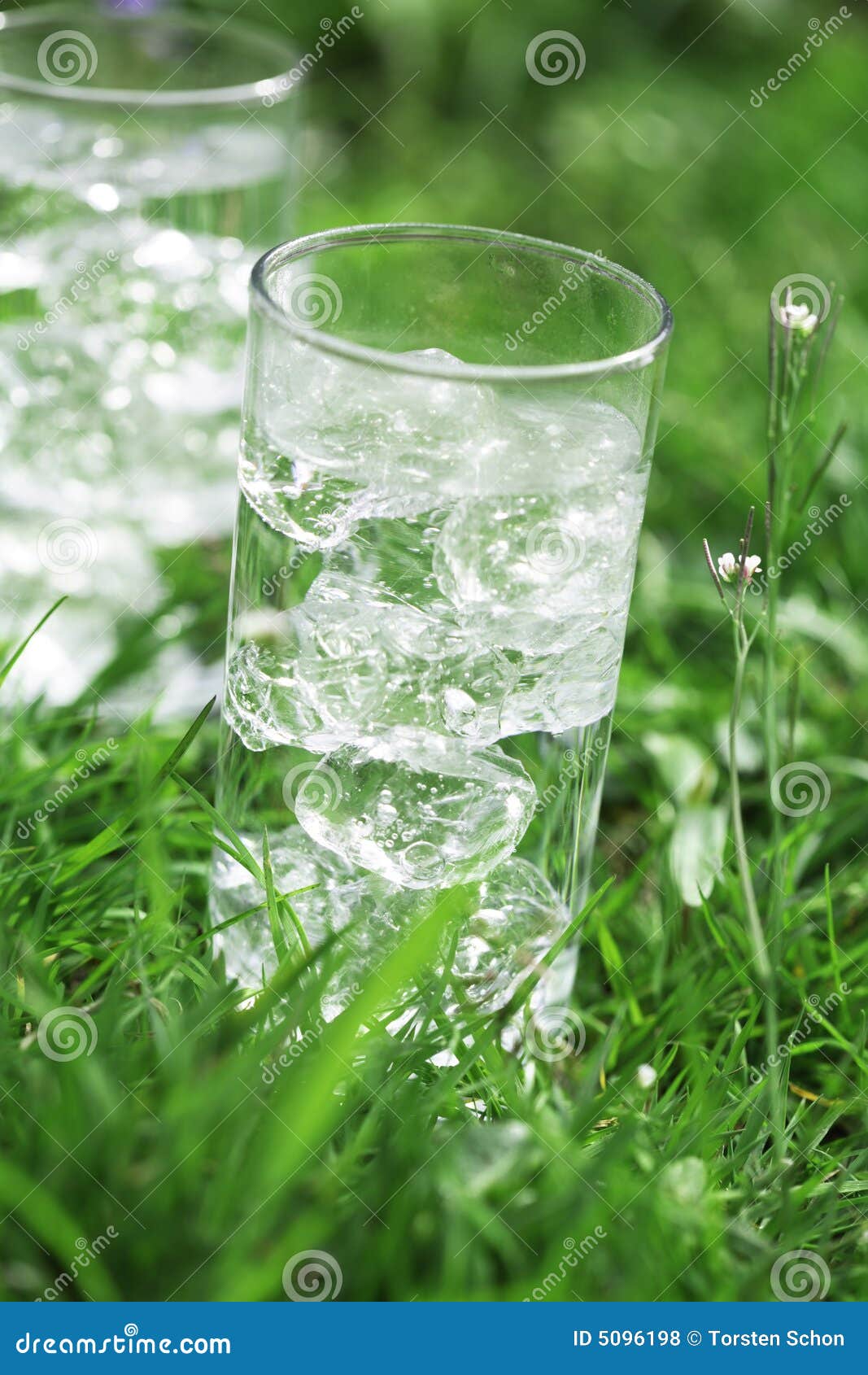sparkling mineral water with icecubes