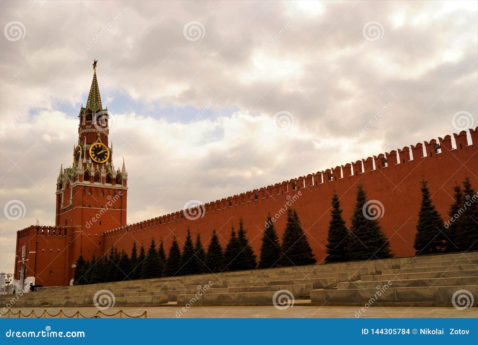 the spasskaya tower was built in 1491 under the guidance of architect pietro solari. in 1624-1625, the english architect