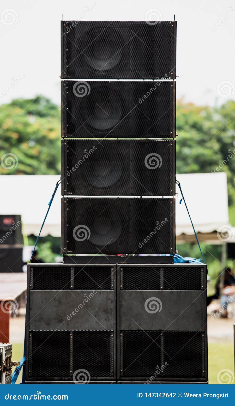 https://thumbs.dreamstime.com/z/speakers-outdoor-tha-black-speakers-hang-steel-concert-sound-system-speaker-noise-outdoors-tower-stage-performance-space-147342642.jpg