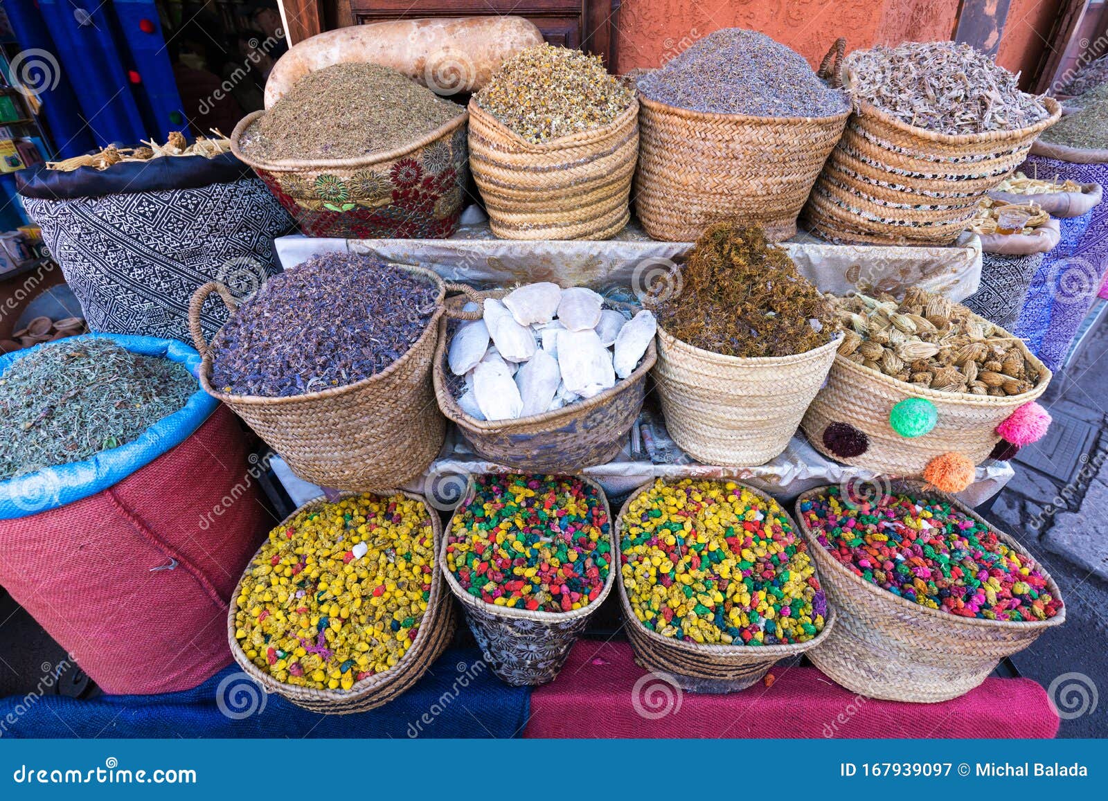 Absoluut hoofdstuk Bediende Specerijen Voor Koken En Thee Straatmarkt in Marrakech of Fes, Marokko,  Afrika Traditionele Marokkaanse Keukenmarkt Stock Afbeelding - Image of  aziatisch, afrika: 167939097