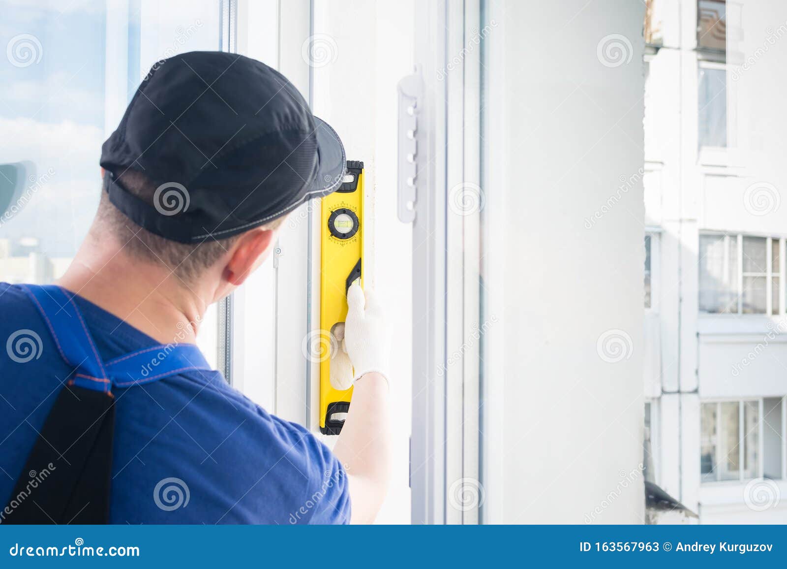 The Specialist for Installing Plastic Windows Checks How Smoothly the